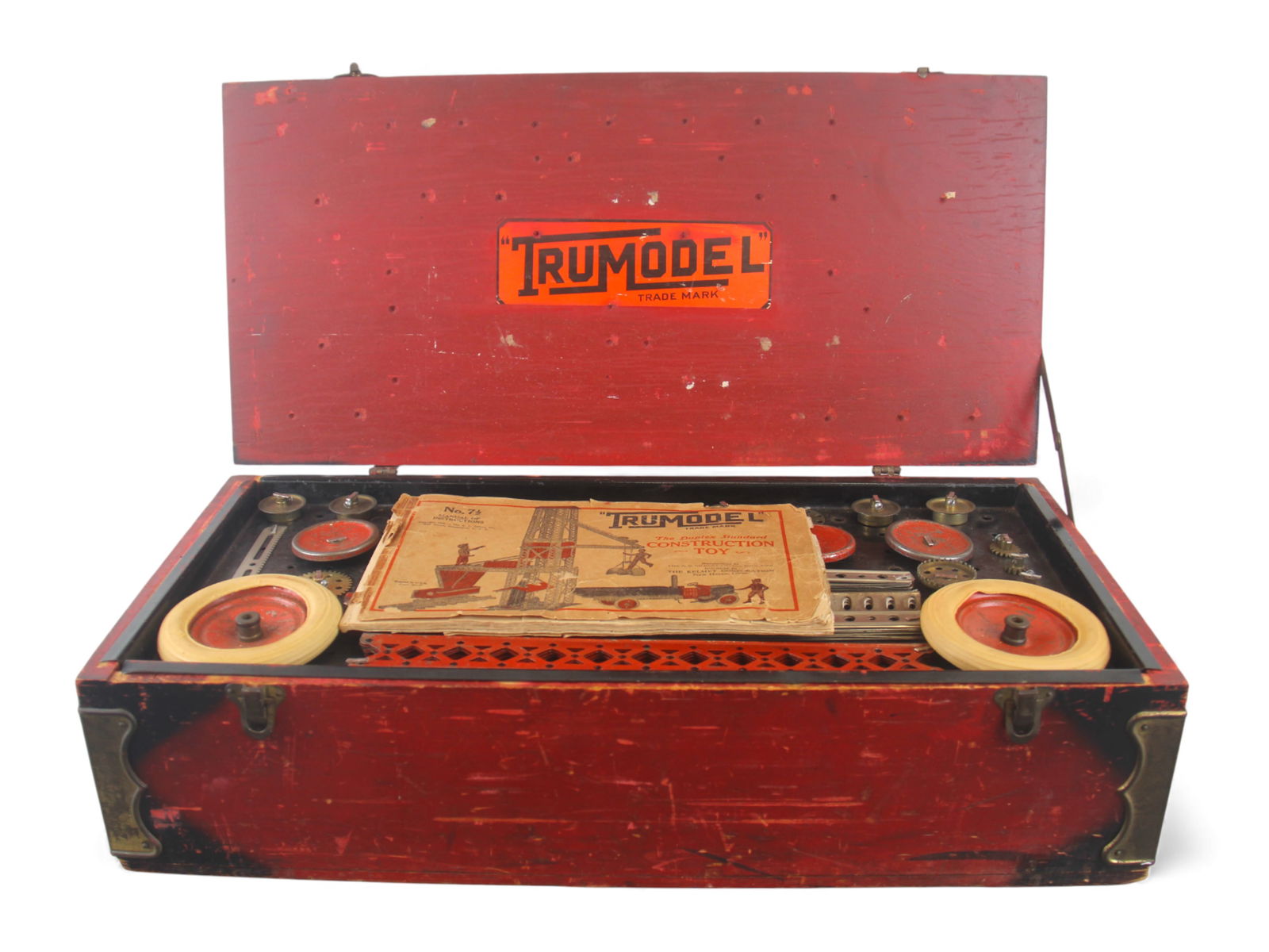 1928 Gilbert TruModel No. 7-1/2 Construction Set: Scarce 1928 Gilbert TruModel No. 7-1/2 construction set, produced by A. C. Gilbert for Sears under the short-lived "TruModel" branding. Housed in its red wooden case with original TruModel decal,