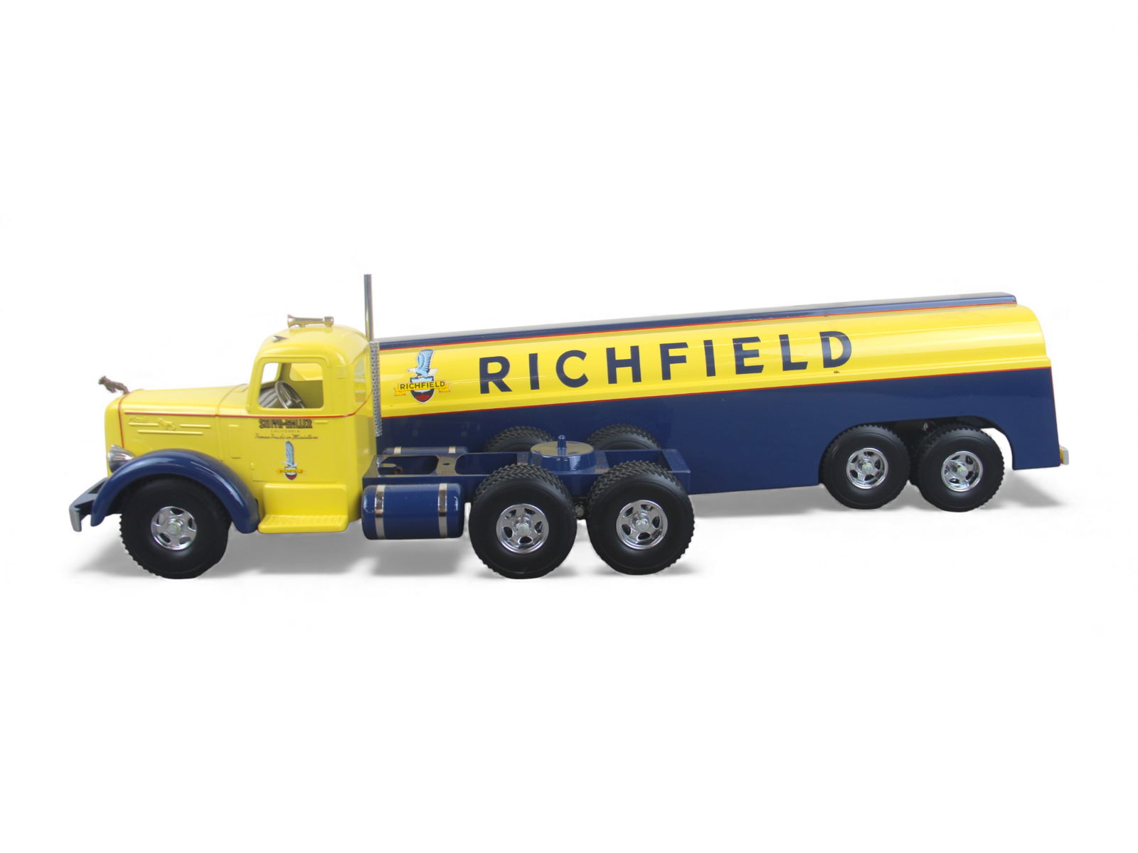 Fred Thompson Smith-Miller Richfield Tanker: Huge scale fuel tanker, beautifully made in the Smith-Miller style, 36" long. It is dusty, but like new. Shipping: Weiss Auctions offers full-service, in-house shipping for nearly all items in this