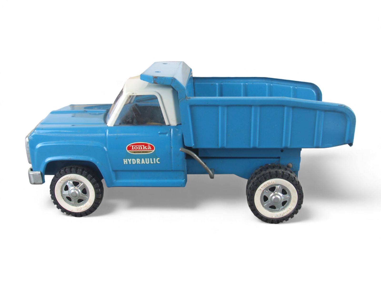 Boxed 1967 Tonka 2480 Dump Truck: Nice clean example, Hydraulic doesn't function. It shows light use with better than average box. Shipping: Weiss Auctions offers full-service, in-house shipping for nearly all items in this auction.