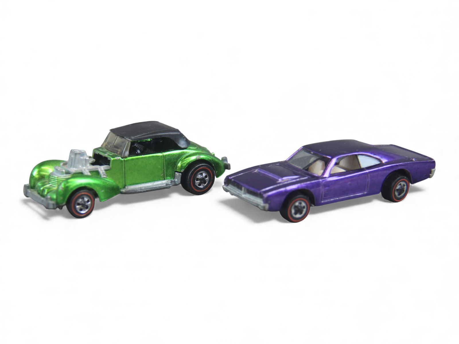 (2) Scarce Mattel Hot Wheels Charger & Cord: Includes a 1968 Custom Charger in gorgeous Spectra-Flame purple, second hardest color to find. It has NO toning with white interior, but smokey glass is broken in front. Hood opens and rolls well;