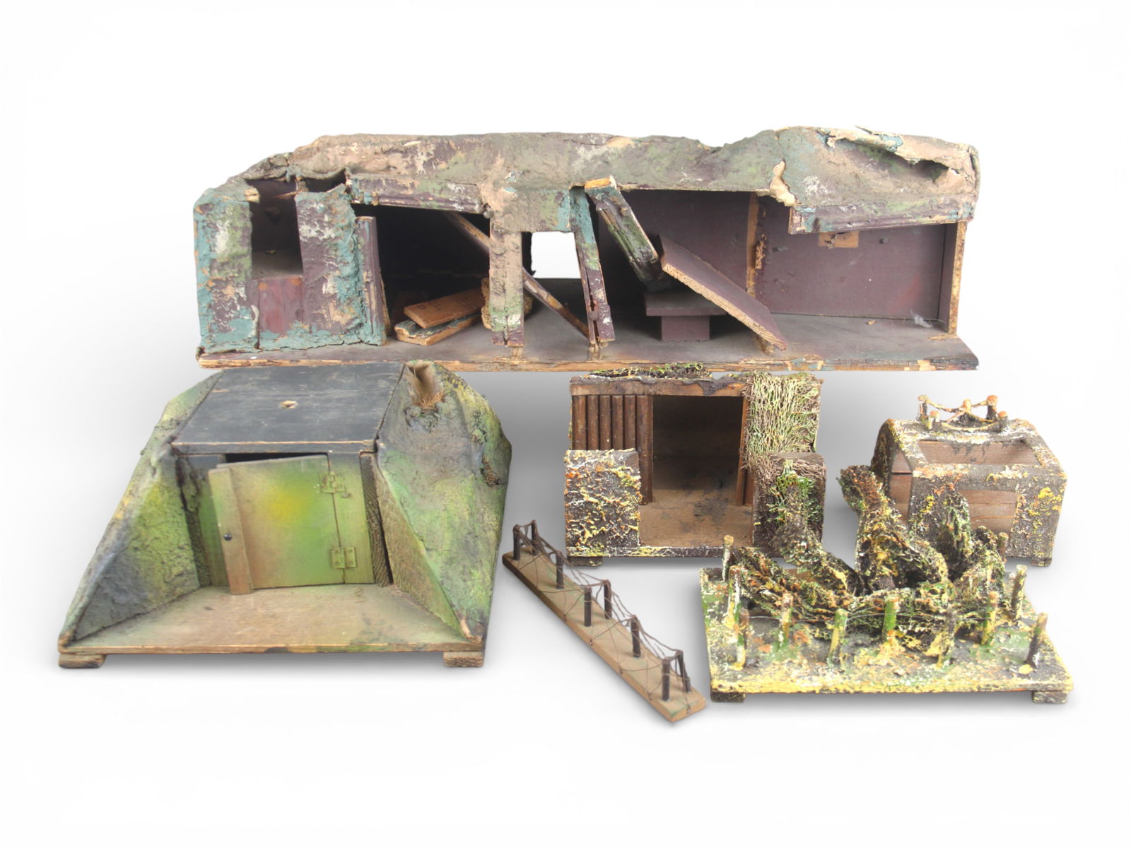 Elastolin or Lineol Trenches & Bunker: Elastolin and/or Lineol Bunker and Trench accessories. 6 pieces. Bunker has separation and wear (see images). Trenches have some wear. Bunker approx. 15 1/2'' long. Shipping: Weiss Auctions offers