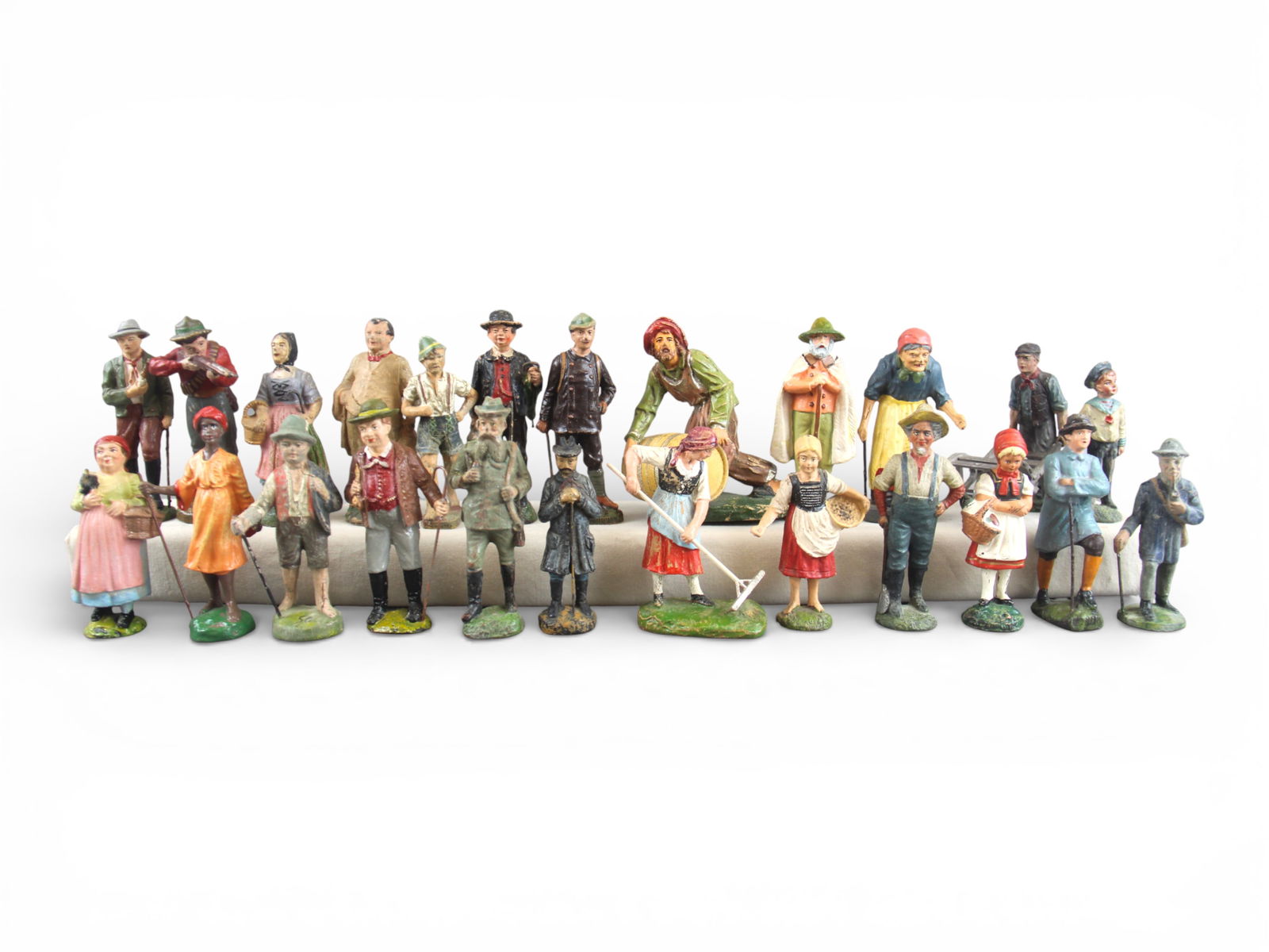 Composition 105mm Scale Civilians (1 of 19)