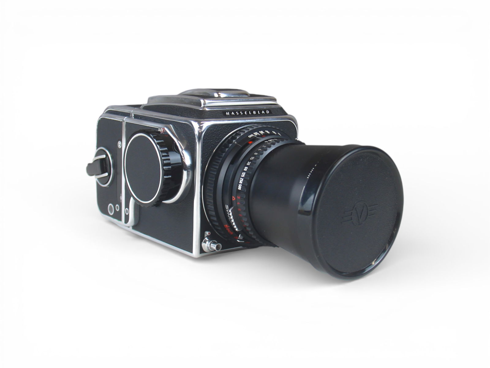 Hasselblad 500 C/M Camera With Zeiss Distagon Lens: Hasselblad 500 C/M Camera with Zeiss Distagon 4 50mm lens. Lens does not lock on to body.From single owner, lifetime Leica and photographica collection.Shipping: Weiss Auctions offers full-service,