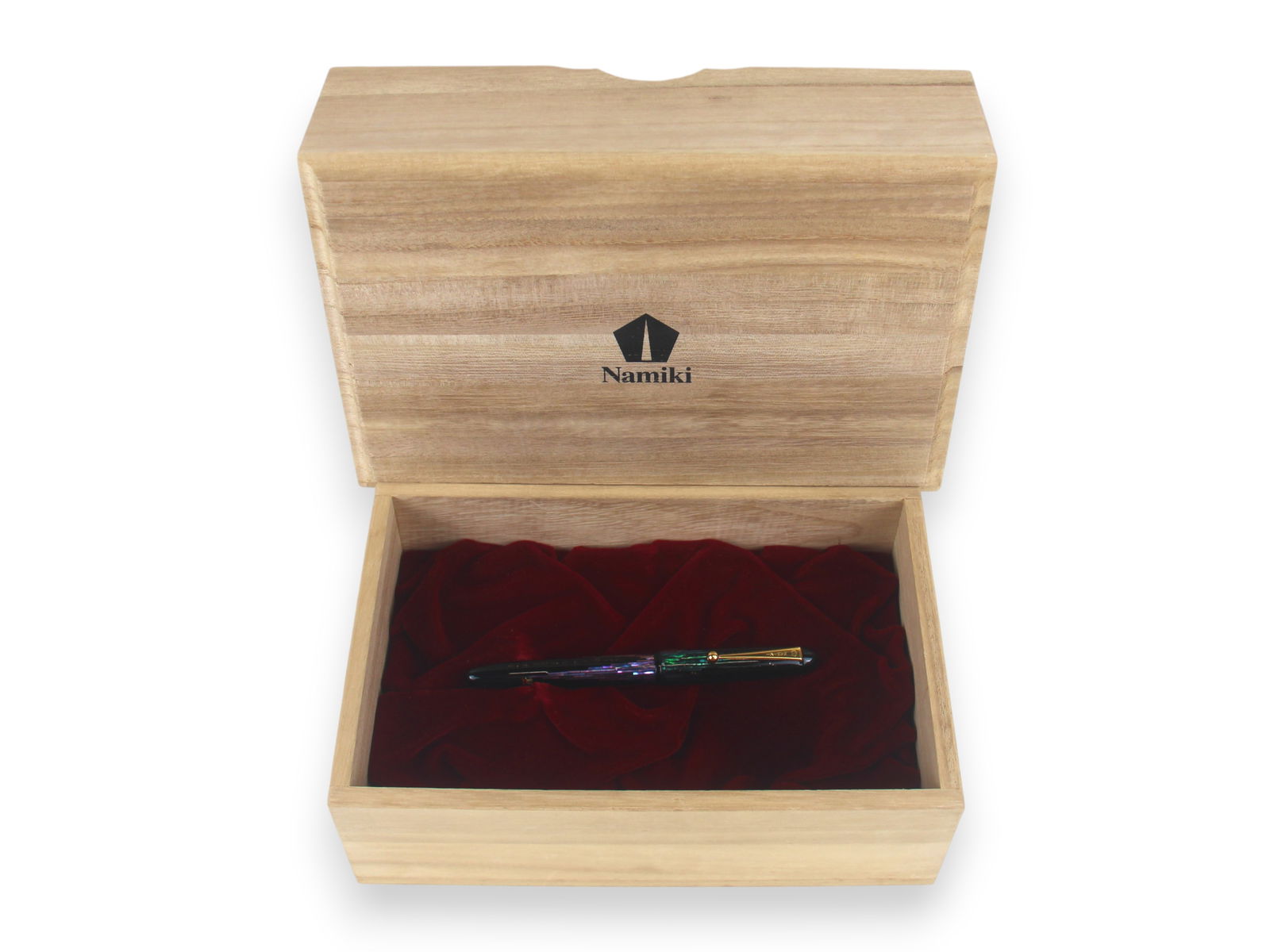 Namiki Yukari Nightline Raden Fountain Pen in Box: Namiki Yukari Nightline Raden fountain pen in original box. 18k gold broad nib. Minor wear, if any.Shipping: Weiss Auctions offers full-service, in-house shipping for nearly all items in this