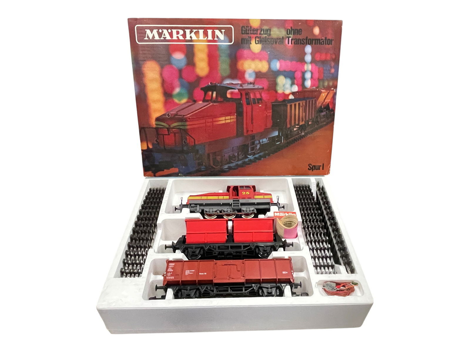 Marklin Maxi 5520 Diesel Starter Set: 1/G Gauge. Includes a Henschel 0-6-0 diesel loco; double tipper dump; gate side open wagon with track and instructions. It shows test run loco wheels with set box.Shipping: Weiss Auctions offers