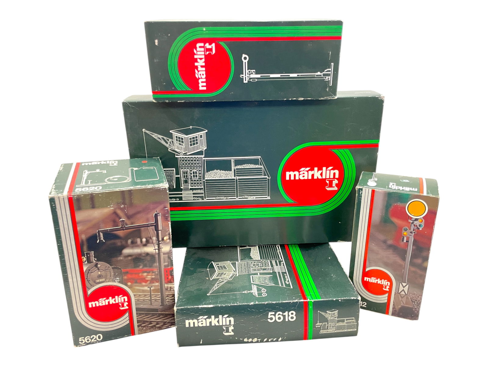 5 Marklin Maxi Accessories: 1/G Gauge. Includes 2-5618 Coal Loading Stations; 5620 Water Filling Pump; 5611 Semaphore; 5612 Station Signal. All appear new in lightly worn boxes.Shipping: Weiss Auctions offers full-service,