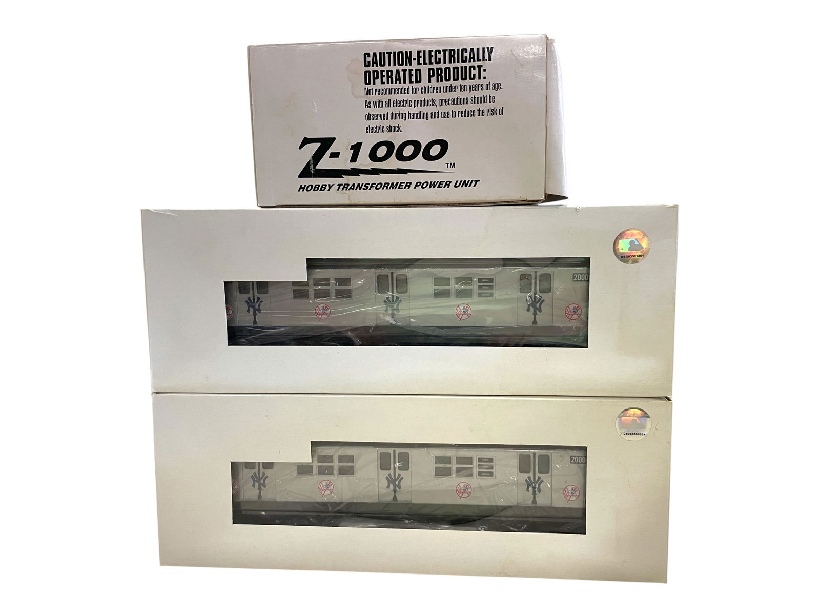 MTH RailKing Yankees MTA Subway Starter Set: Includes a 30-4122-1 Power Unit with PS2; 30-4122a Trail car; Z1000 Transformer with controller, power module and RealTrax Oval. All show light use, with individual car boxes. Shipping: Weiss Auctions
