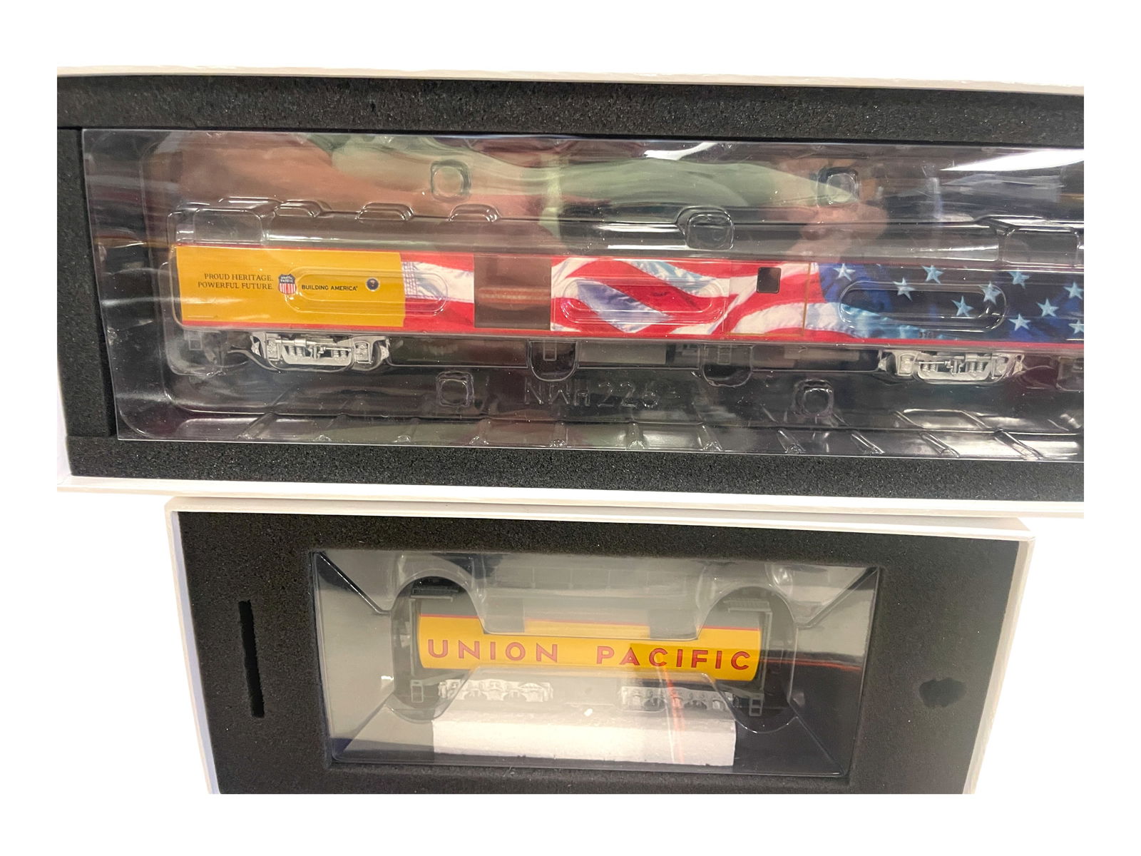 2pc Modern HO Train Lot - 2