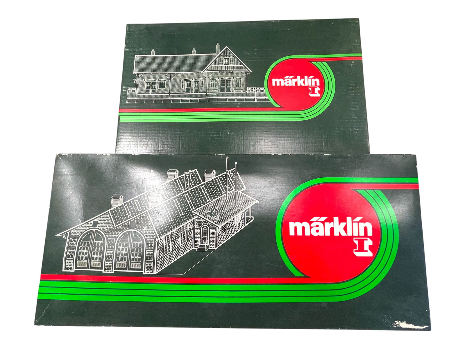 2 Marklin Maxi Structure Kits: 1/G Gauge. Includes a 5617 2-stall Engine Shed; 5615 Station. Both appear intact and unbuilt, but not collated for completeness.Shipping: Weiss Auctions offers full-service, in-house shipping for