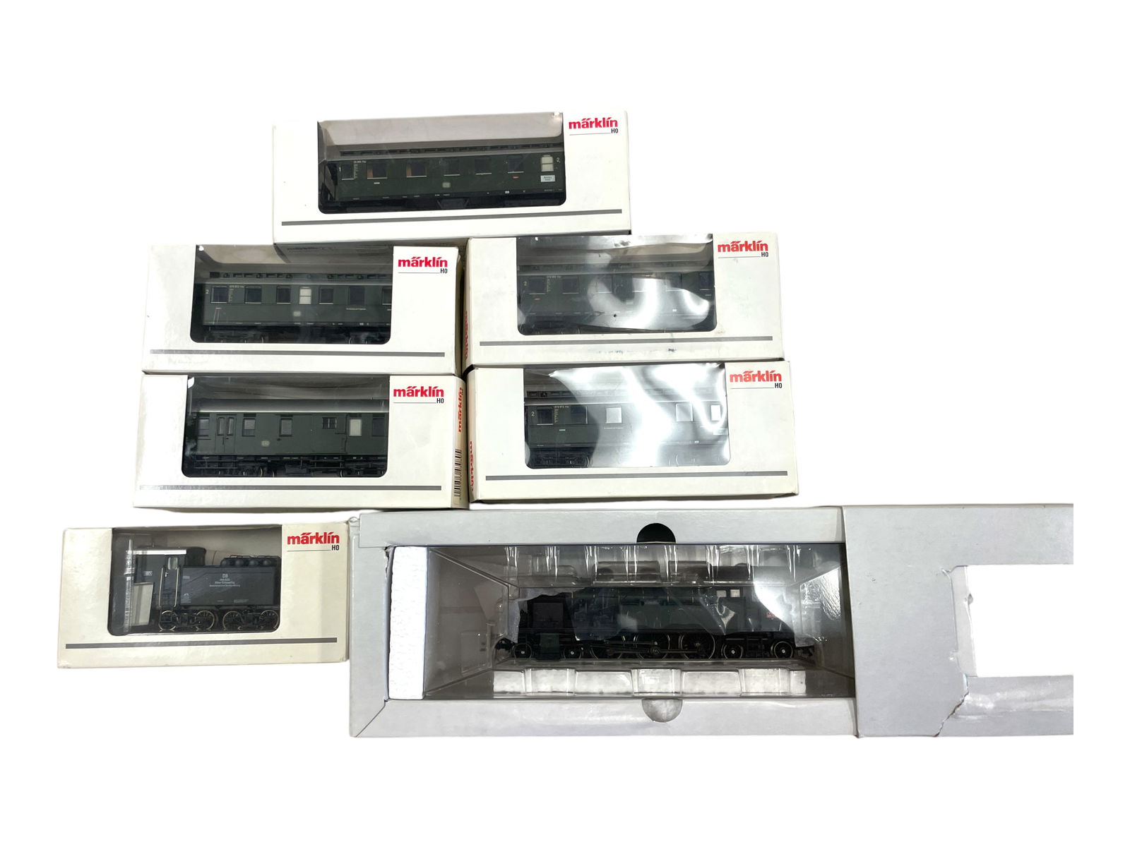 7pc Marklin HO Digital French Passenger Set: HO Gauge. Includes a 46119 Rotary Snow blower; 37075 Class 232 4-6-4t loco; 43040, 50, 60, 70 & 80 Bogie truck passenger Cars. All appear like new with boxes. Shipping: Weiss Auctions offers full-serv