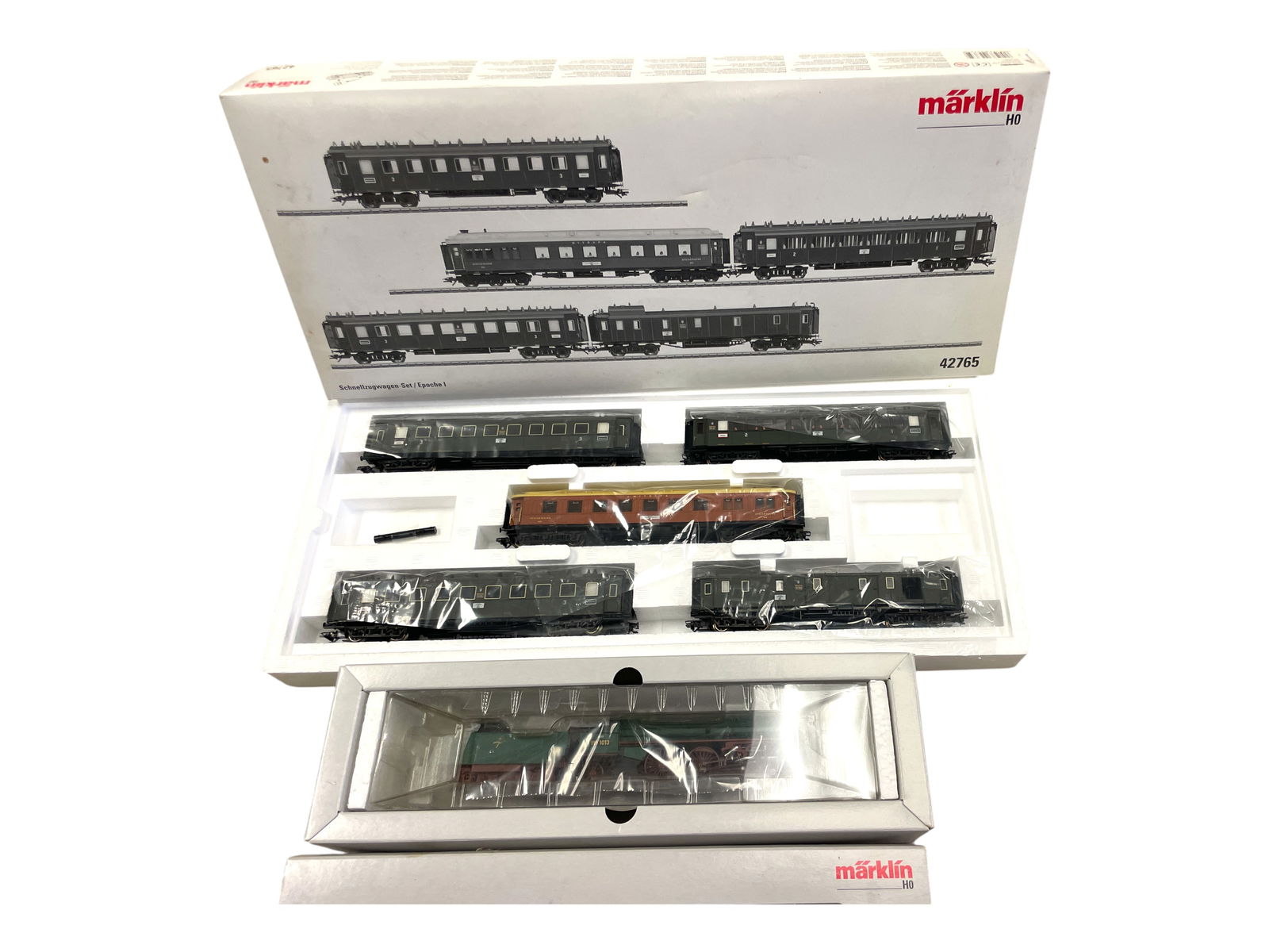 Marklin HO WW1 Steam Express Set: HO Gauge. Includes an epoch 1 39022 Baden IVb 1013 Grand Ducal 4-6-2 loco equipped with Sound, mfx Control and Soft-Drive. 42765 5pc Express Passenger Cars set. All show light use with boxes. Shipping