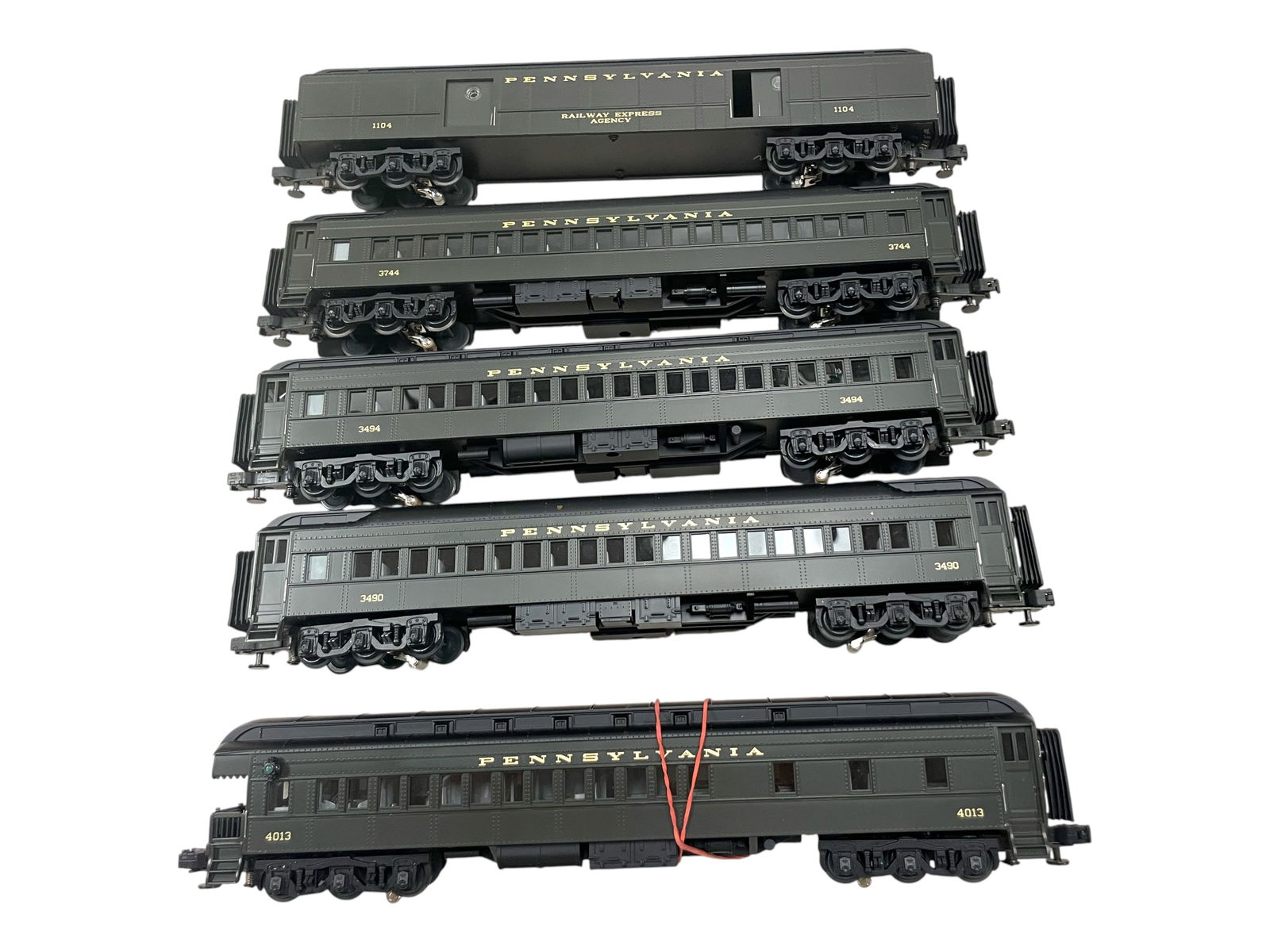 MTH 20-4032 PRR Heavyweights: 042. Nice 5-car set, all appear UNRUN, Observation belly detail piece is loose, missing 1 screw. NO BOX. Shipping: Weiss Auctions offers full-service, in-house shipping for nearly all items in this au