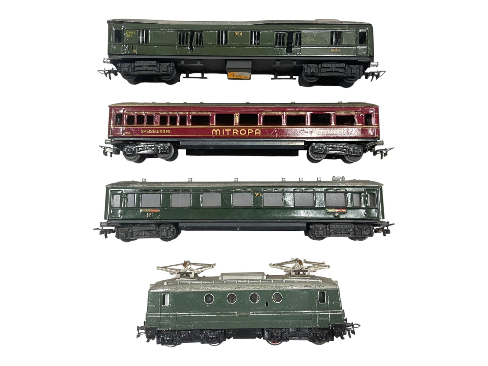 4pc 1950s Marklin HO French Passenger Set: HO Gauge. Includes an SEW 800 SNCF electric; 352 Speiswagon, no window inserts, 1 coupler changed; 351 Coach; 351 Baggage with bend to roof. All have straight coupler loops, Circa 1952. They show mode