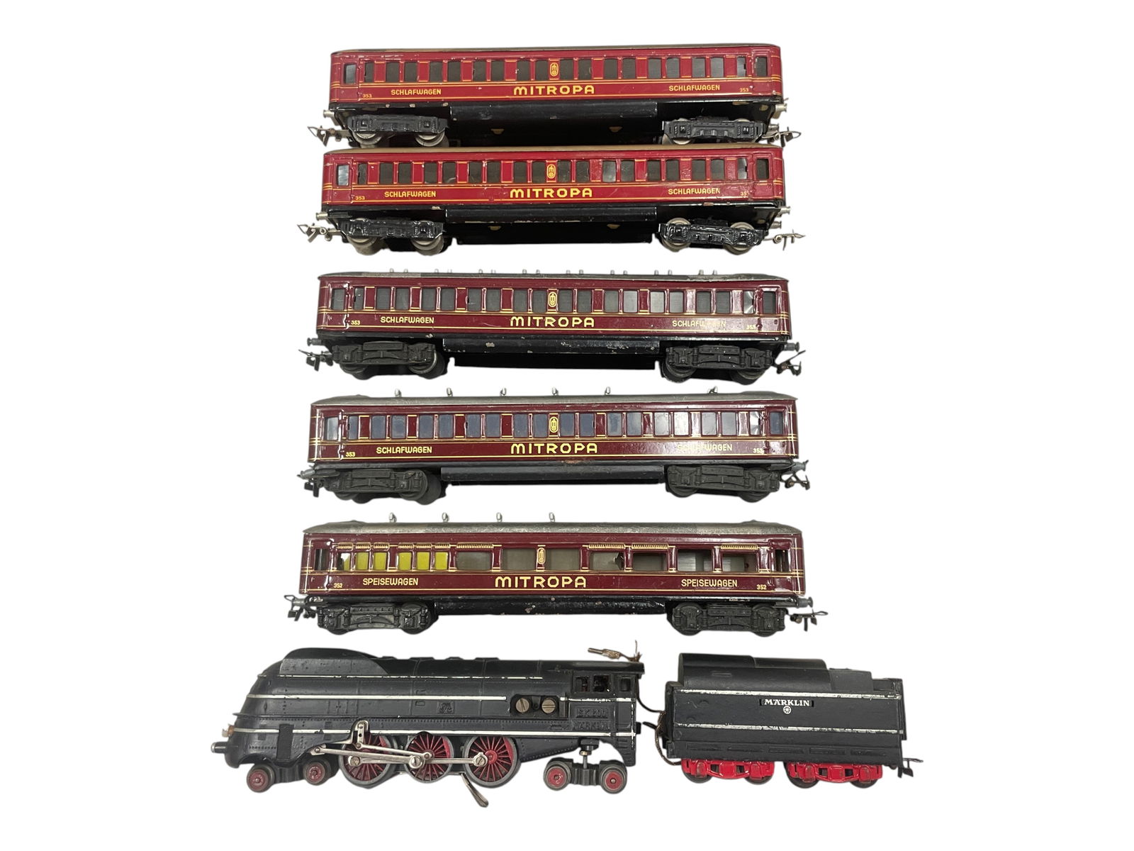 6pc 1940s Marklin HO German Passenger Set: HO Gauge. Includes a 1947 SK800 streamline steam loco with non painted rods, no holes above brushes, no handrails on cab sides, Burnished cast tender with no fatigue apparent; 352 Speiswagon, 2-353 Sc