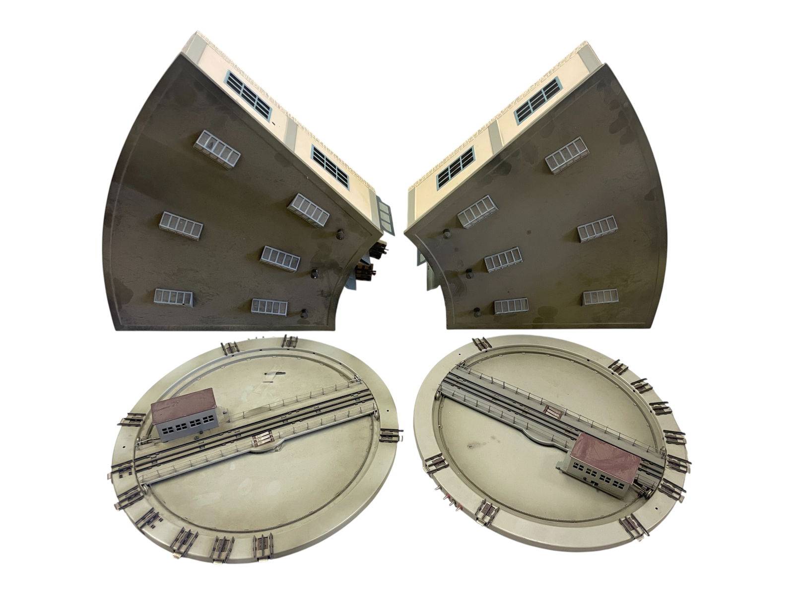 2ea Marklin HO Turntables & Roundhouses: HO Gauge. Includes 2-7186 Turntables, 1 has loose rail, but included; 2-7028 Roundhouses with all trim, 1 has solid 3-rail track inside. All would benefit from a cleaning and show light play wear, one