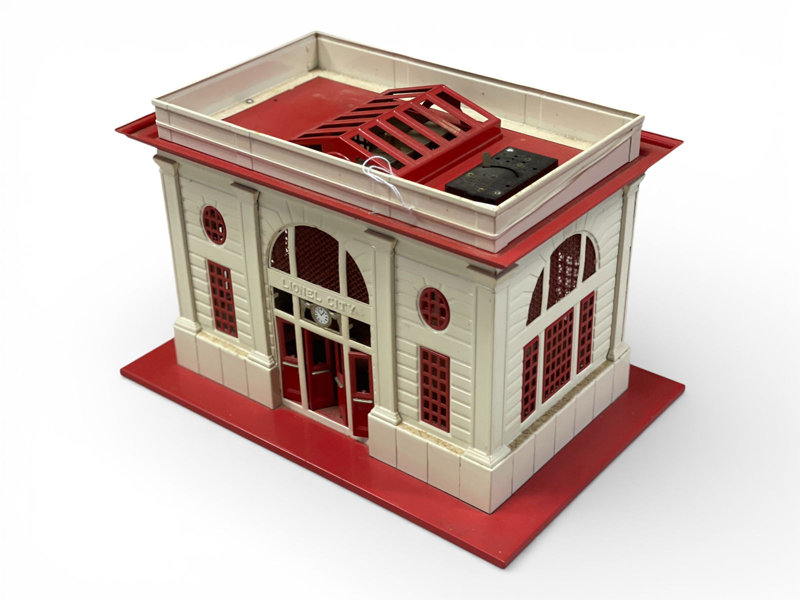 Lionel 13800 No. 115 Station: Standard Gauge. Nice reissue of Lionel Iconic station. It would benefit from a light cleaning, but shows no paint wear. NO BOX.Shipping: Weiss Auctions offers full-service, in-house shipping for