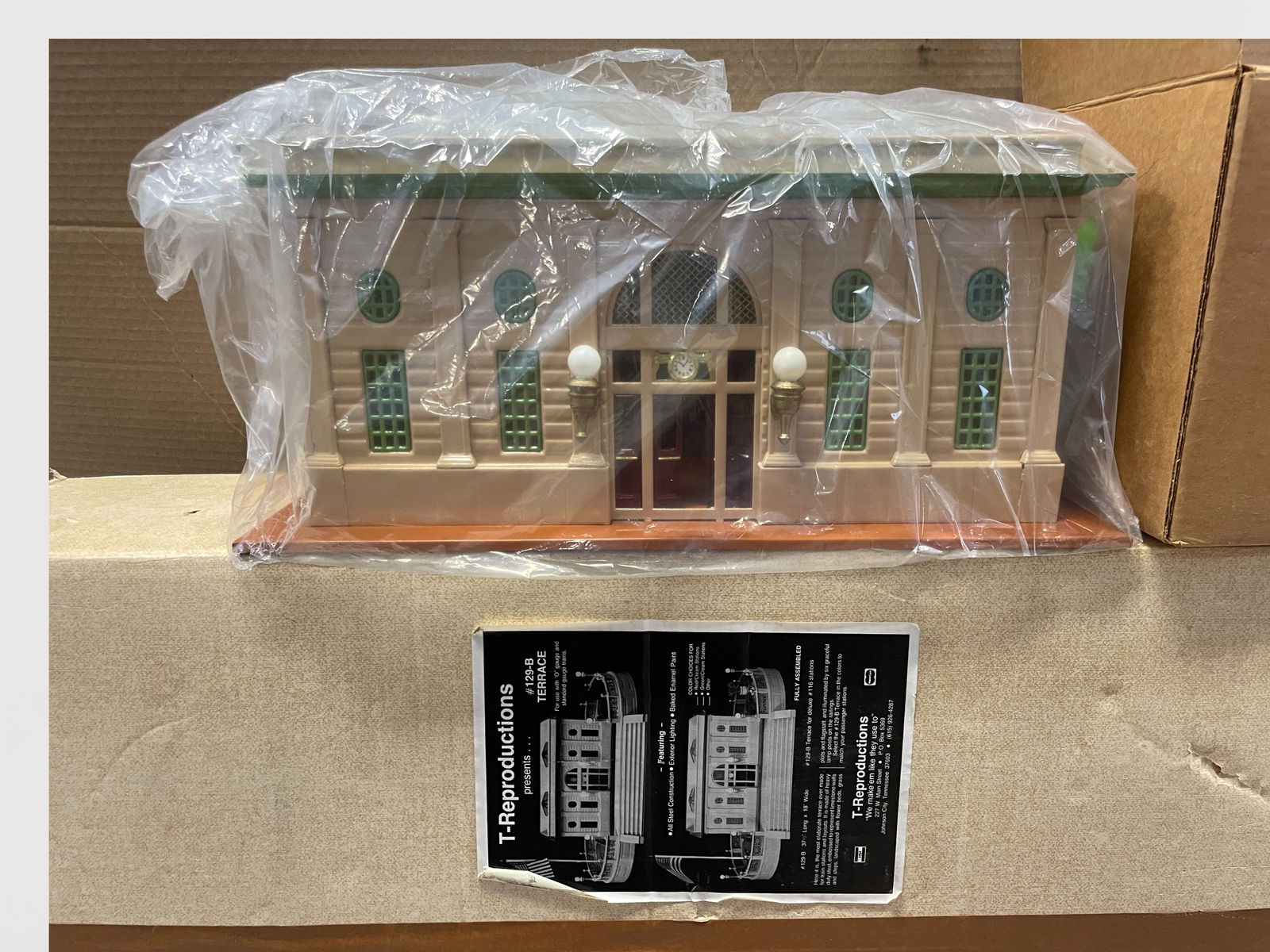T-Repro Lionel 129 Terrace & 116 Station: Standard Gauge. Includes a sealed 129B terrace and 116 Double window station, LN in box.Shipping: Weiss Auctions offers full-service, in-house shipping for nearly all items in this auction. For a