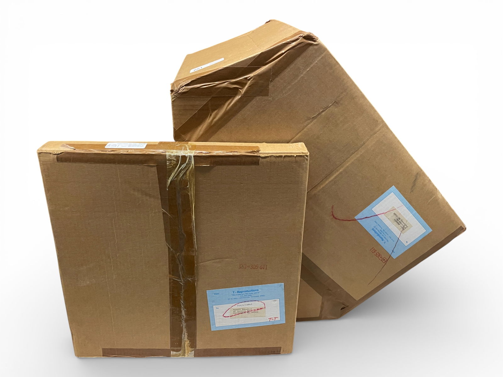 T-Repro Lionel 444 & 200 Accessories: Standard Gauge. Nice repro of Lionel's 444 3-stall round house and 200 turntable. They are sealed in shippers.Shipping: Weiss Auctions offers full-service, in-house shipping for nearly all items in