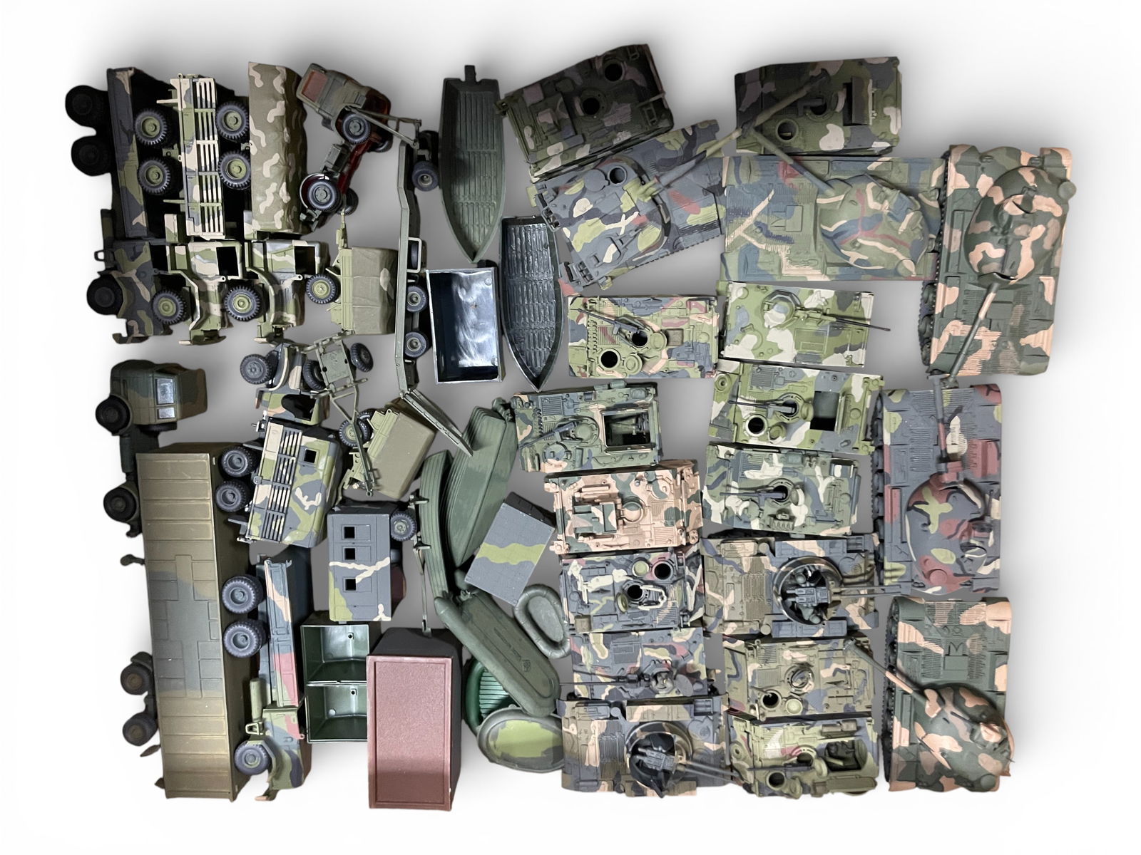 Massive HO Military Lot: HO Gauge. Includes dozens of ROCO, MINITANK & PREISURE Armored vehicles, all camouflage painted ready to go, Plus trenches, foxholes, structures and hundreds of Painted army personal. Some parts are