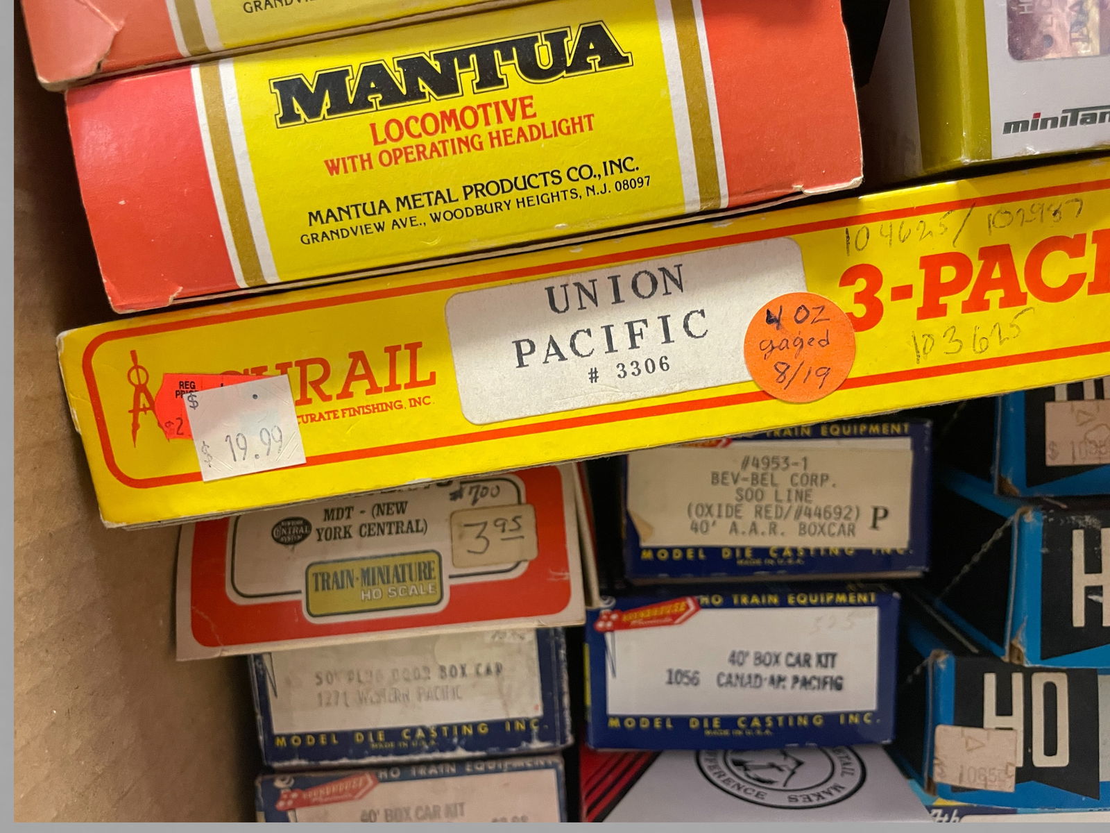 36pc Assorted HO Trains Group - 5