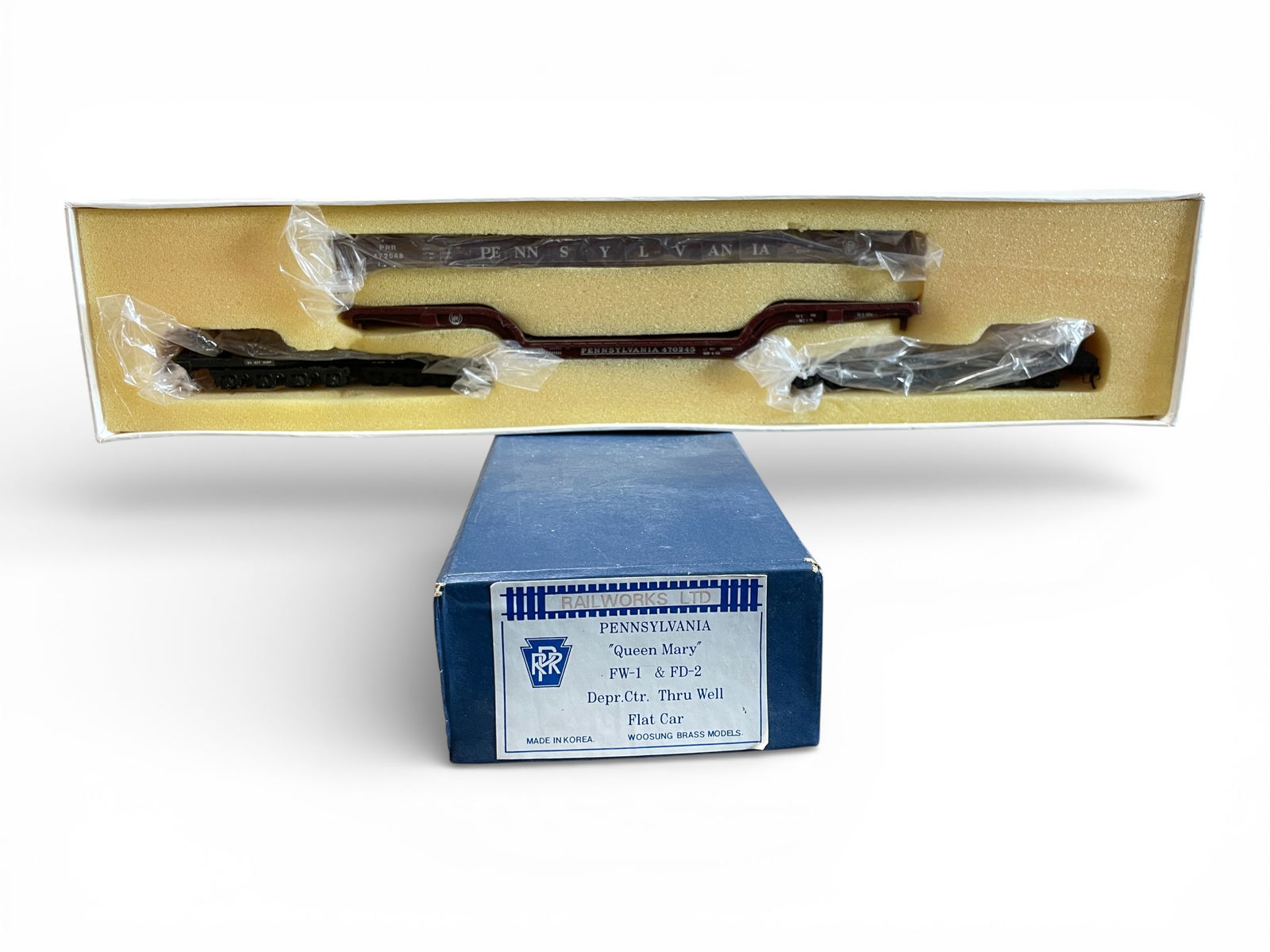 Railworks Brass HO PRR Queen Mary Well Car: HO Gauge. nicely custom painted and decaled FW-1 & FD-2 #470245. It has its girder load and shows light play wear with nice box.Shipping: Weiss Auctions offers full-service, in-house shipping for