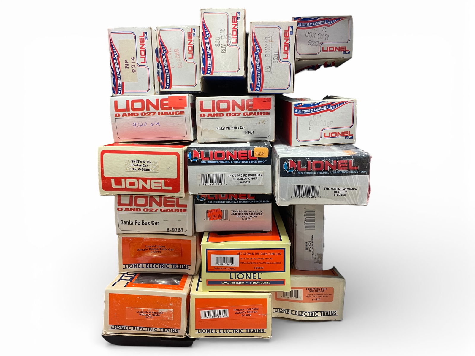 19 Assorted Lionel Modern Freight Cars, Plus: Includes Lionel Bannar Boxes- 9214, Conrail BC; 9200, 9201, 9204, 9210-wrong ob; Plus 9726, 9404, 19506, 19319, 9855, 9784, 19231, 16222, 6313, worn ob; 29629; 5731, 16235, 16123 in faded, worn box. A