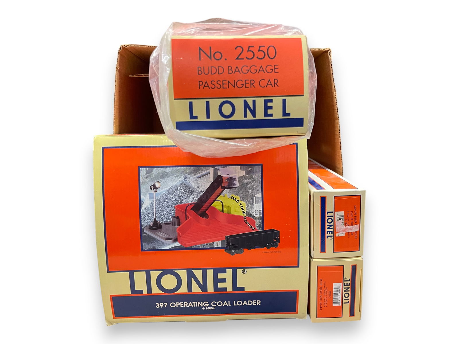 4pc Lionel Modern Trains Lot: Includes 27917 Non-Powered BUDD Baggage Car, MIB; Boxcars 29283 & 19280, LN OBS; 14004 Early 397 Coaling Station, lightly used with box. Shipping: Weiss Auctions offers full-service, in-house shipping