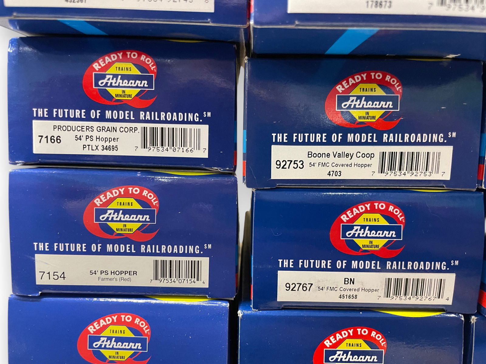 16 Athearn RTR Assorted Hoppers - 3