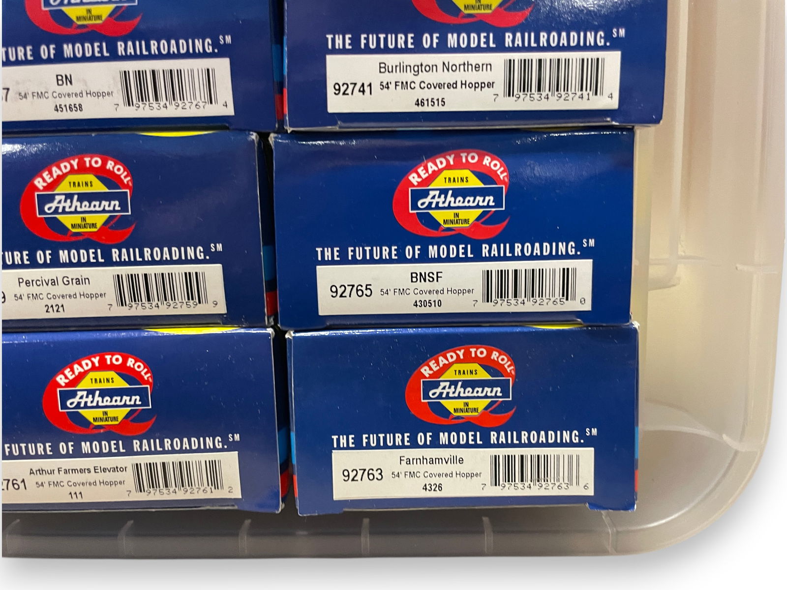 16 Athearn RTR Assorted Hoppers - 4