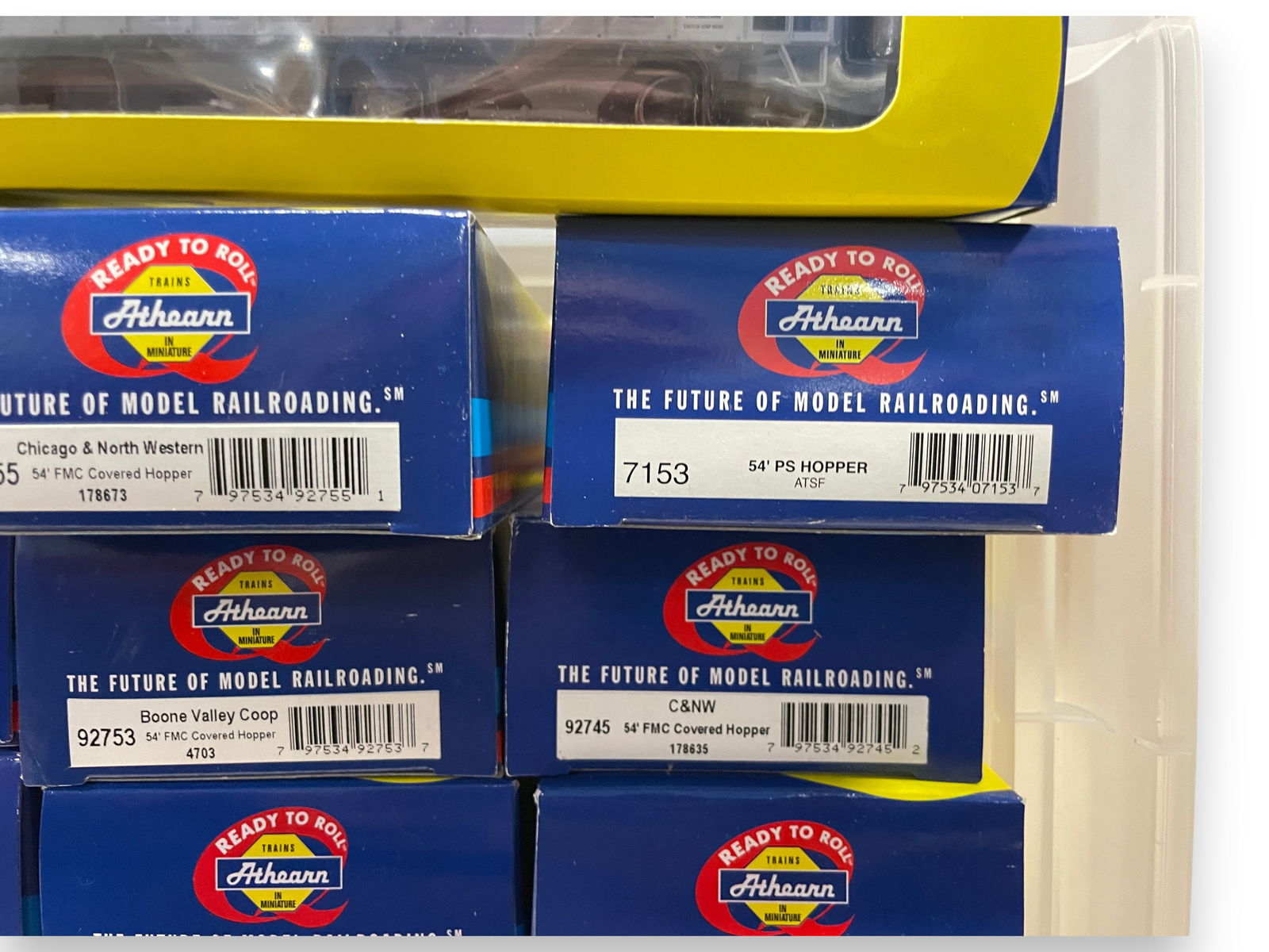 16 Athearn RTR Assorted Hoppers - 5
