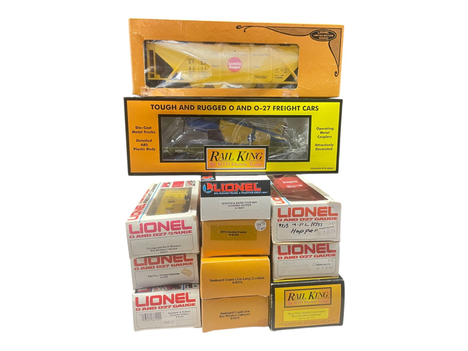 12 MTH & Lionel MPC Freights: Includes MTH 30-7712 & 30-76004; Lionel - 9372, 6124, 9355, 9370, 9882, 9361, 16404, 9213, 9371 & 9269. All show light run time with boxes. Shipping: Weiss Auctions offers full-service, in-house shipp