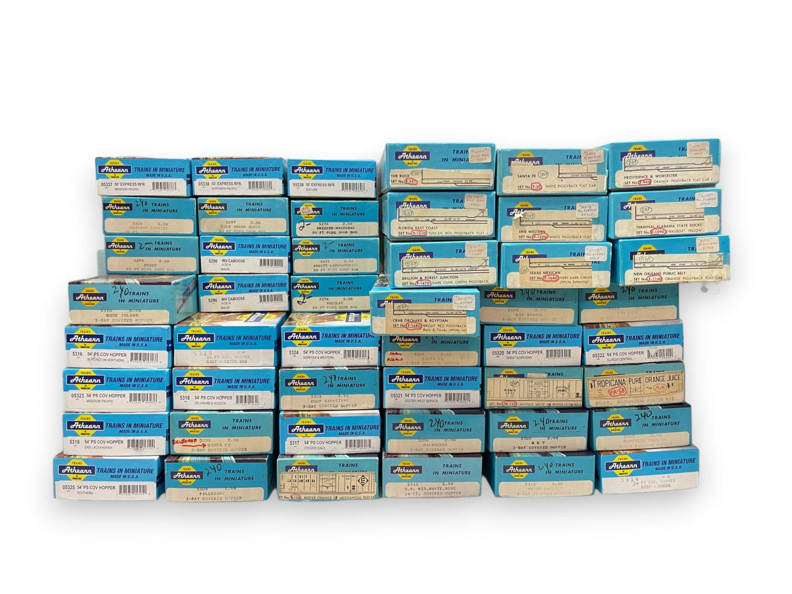 48 Athearn Freight Car Kits: HO Gauge. Most are larger Rail & Truck flats; 57' Reefers, 57' Covered Hoppers with a few 50' cars. Many are custom painted, some may be built up professionally, all new in boxes. See photos for exact