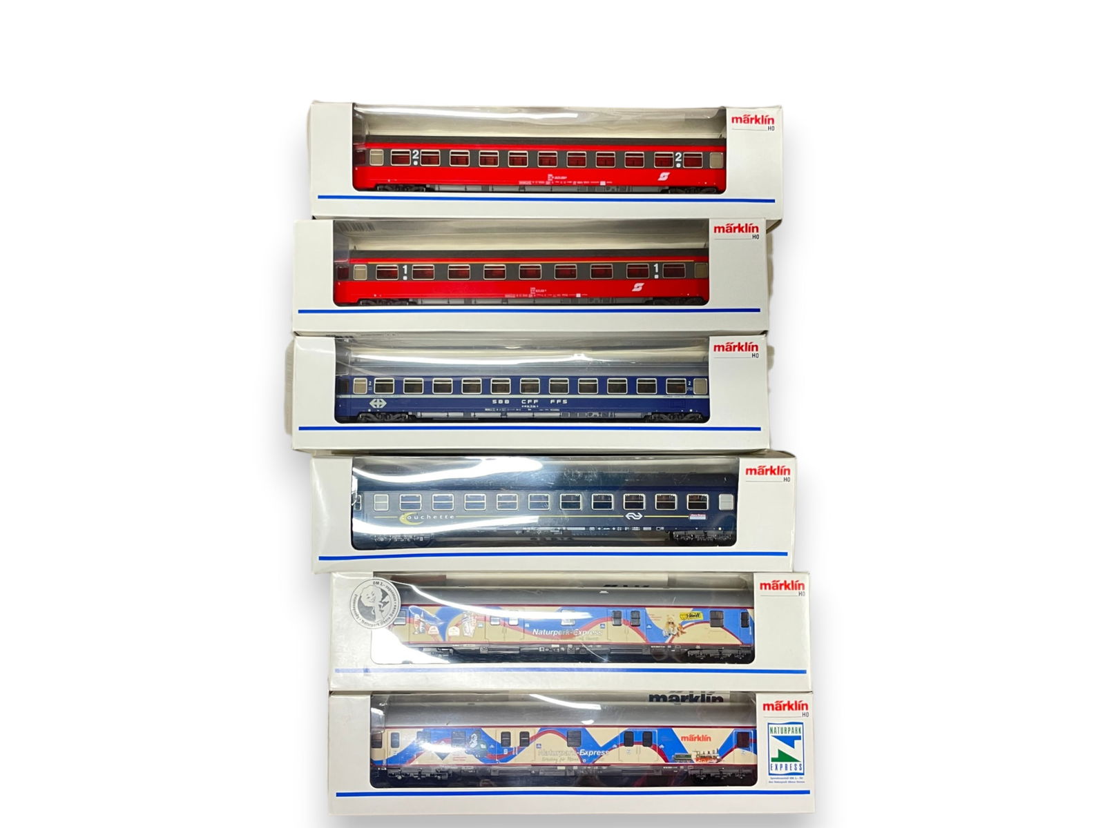 18 Marklin HO Express Cars: HO Gauge. Includes 3 Each of 42808, 42809, 42696, 4268, 4272 & 4273. All appear new in boxes, a few show shop wear. Shipping: Weiss Auctions offers full-service, in-house shipping for nearly all items