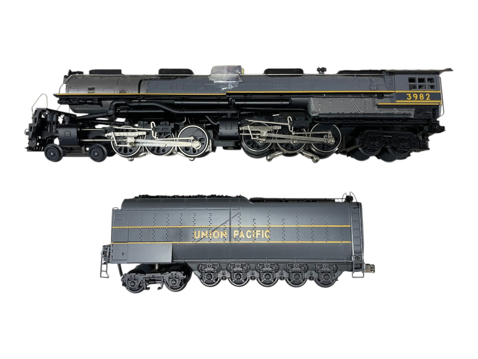 MTH 20-3982-1 UP Challenger (1 of 3)