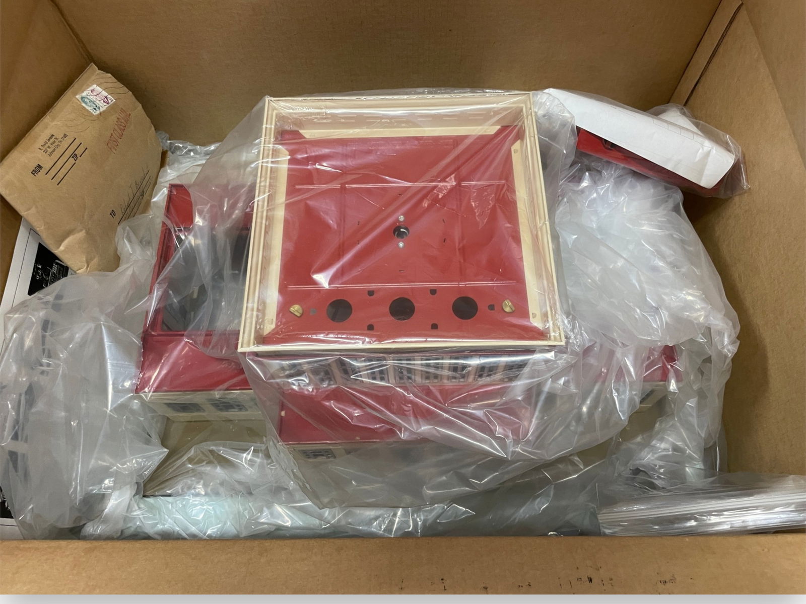 T-Repro 8006 Lionel 840 Power Station: Standard Gauge. Nice reproduction of Lionel's largest building, now in red/white late colors. It appears new in opened box and shipper.Shipping: Weiss Auctions offers full-service, in-house shipping