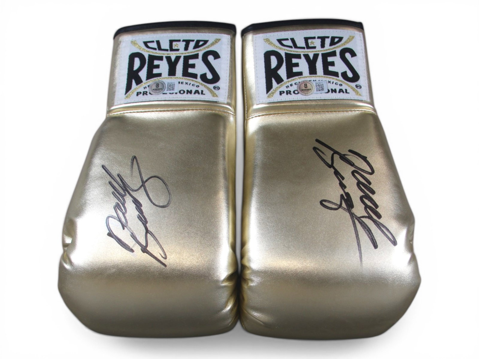 David Benavidez Signed Reyes Boxing Glove Pair: Offered is a pair of gold colored Reyes boxing gloves, each signed by David Benavidez.. Beckett Authenticated # BN38211 & BN38212 Shipping: Weiss Auctions offers full-service, in-house shipping for ne