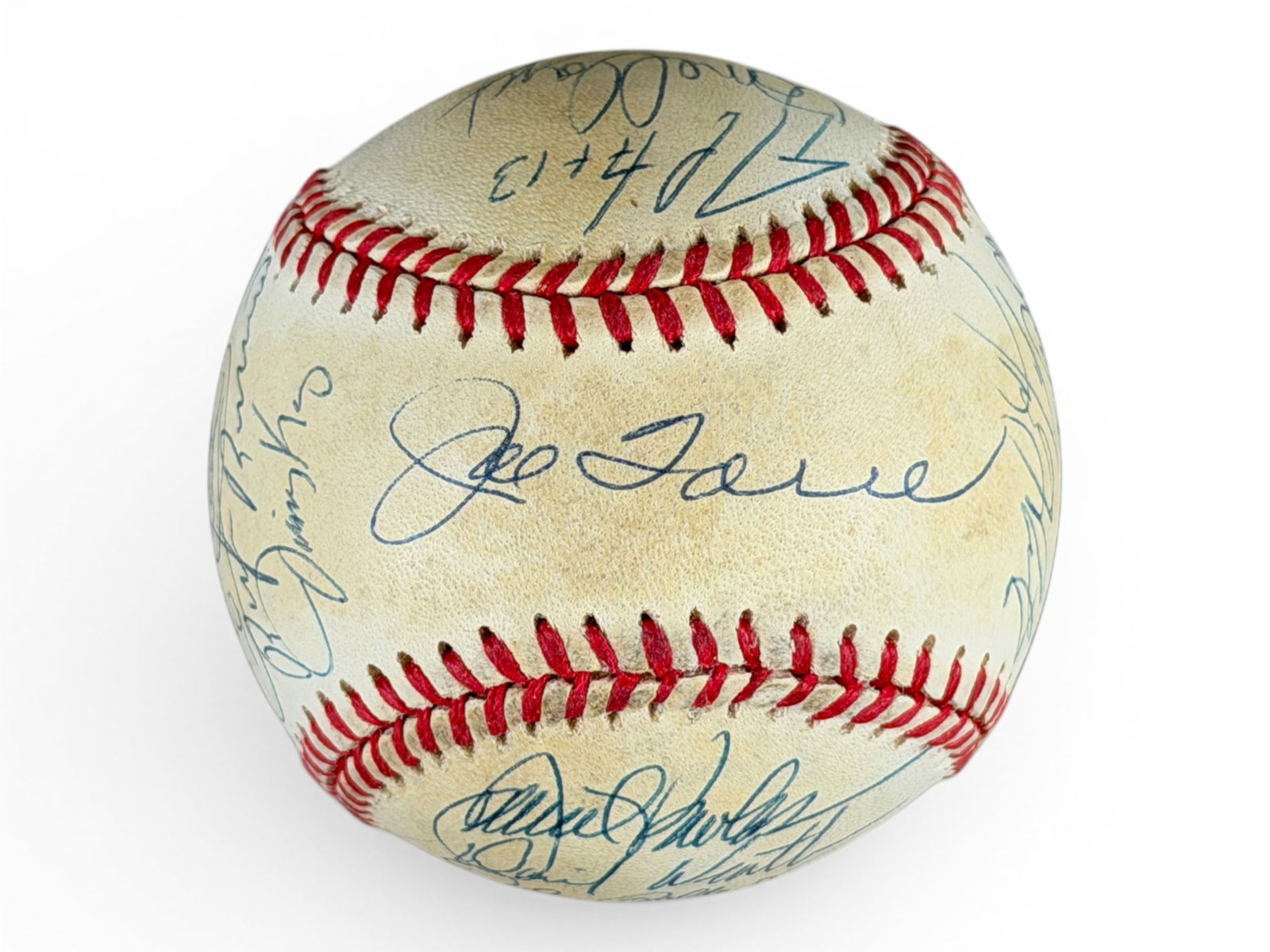 1996 NY Yankees Team Signed Baseball: Offered is an Official 1996 World Series Rawlings Baseball featuring approx. 21 signatures including Joe Torre, Mariano Rivera, Cecil Feilder, Derek Jeter, Tim Raines, Wade Boggs, and others. No COA p