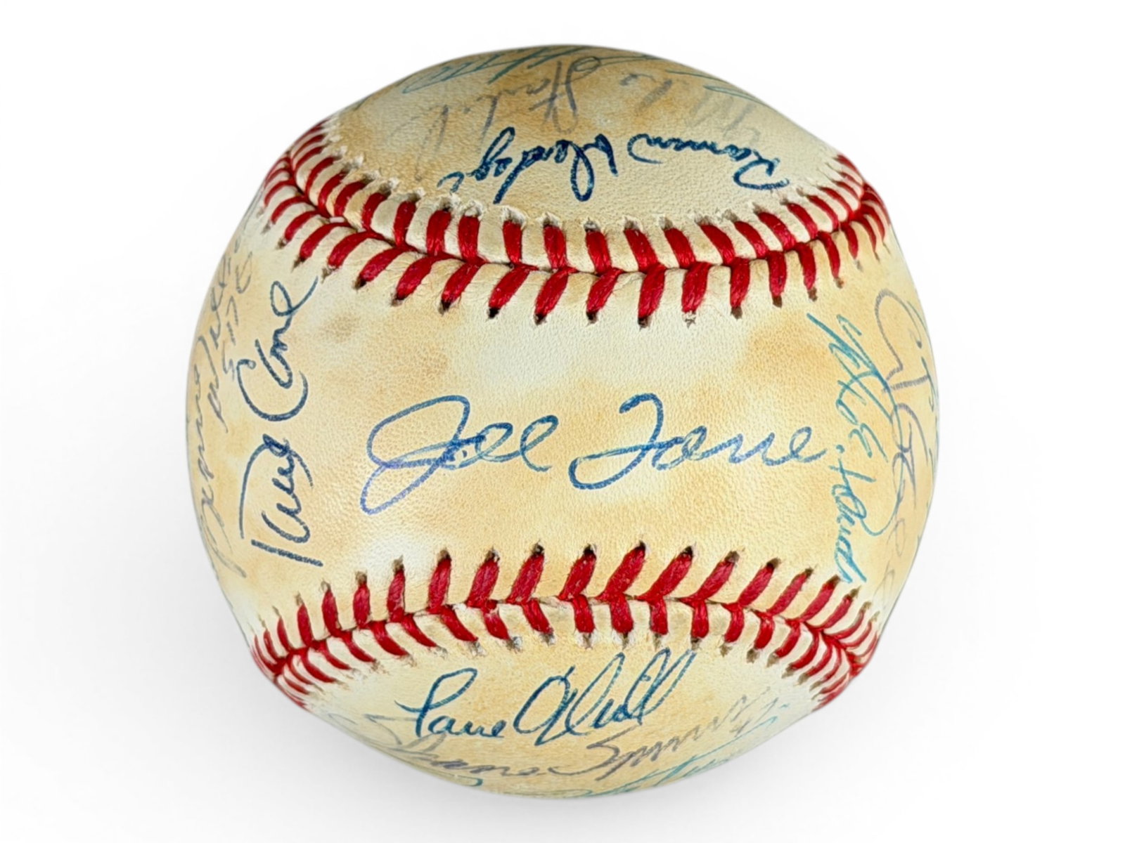 1999 NY Yankees Team Signed Baseball: Offered is an Official 1999 World Series Rawlings Baseball featuring approx. 24 signatures including Joe Torre, Derek Jeter, Bernie Williams, David Cone, Joe Giradi, Orlando Hernandez, Andy Pettitte, 