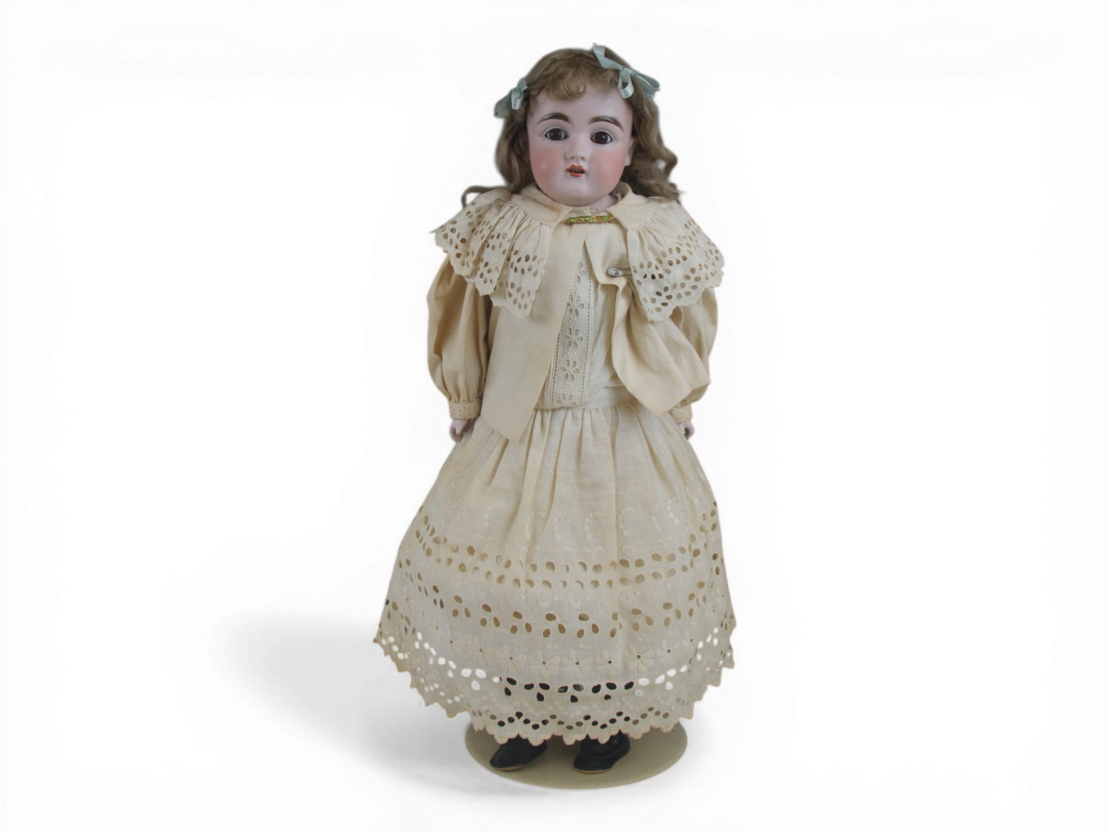 Kestner 154 Shoulder Head Doll: 23 inch bisque shoulder head on kidskin body with bisque lower arms and original mohair wig and clothes, with brooch. Chips on fingers. Circa 1900. Shipping: Weiss Auctions offers full-service, in-hou
