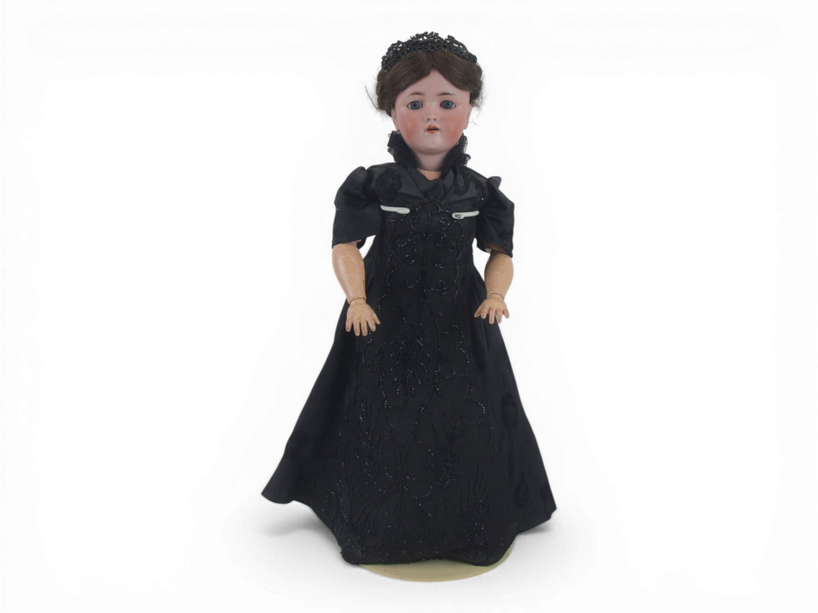 Handwerck / S&H Mourning Costume Doll: 23 inch Heinrich Handwerck / Simon and Halbig bisque socket head on fully jointed composition and wood body in black mourning costume. Chip to left ear. Circa 1915. Shipping: Weiss Auctions offers ful