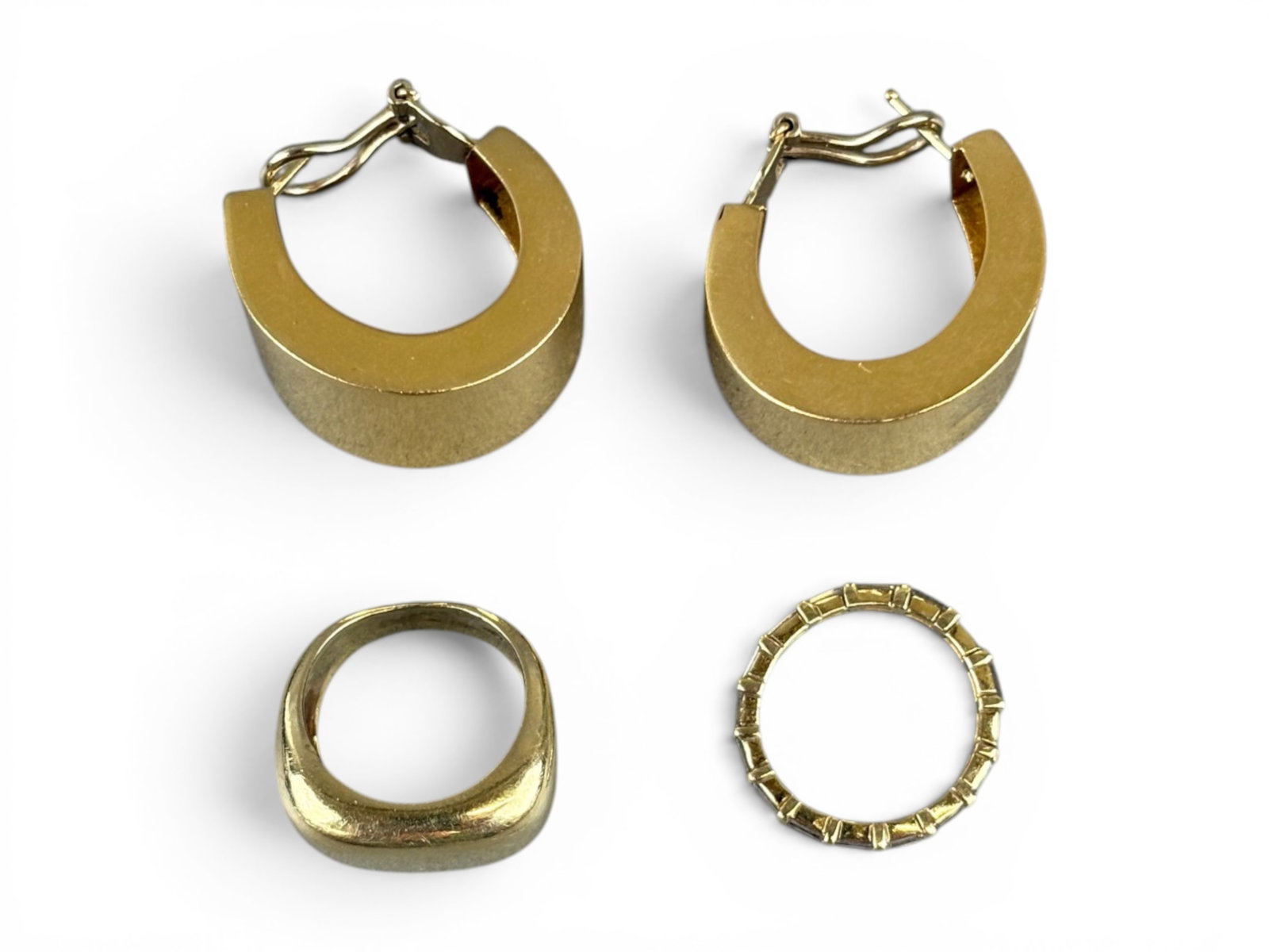 18K Yellow Gold Estate Jewelry Lot: Estate lot consisting of 29.1 grams of 18 karat yellow gold jewelry. Offered on behalf of the New York County Public Administrator's Office from the estate of Kathy Mendlinger, Estate No. 210089. Ship