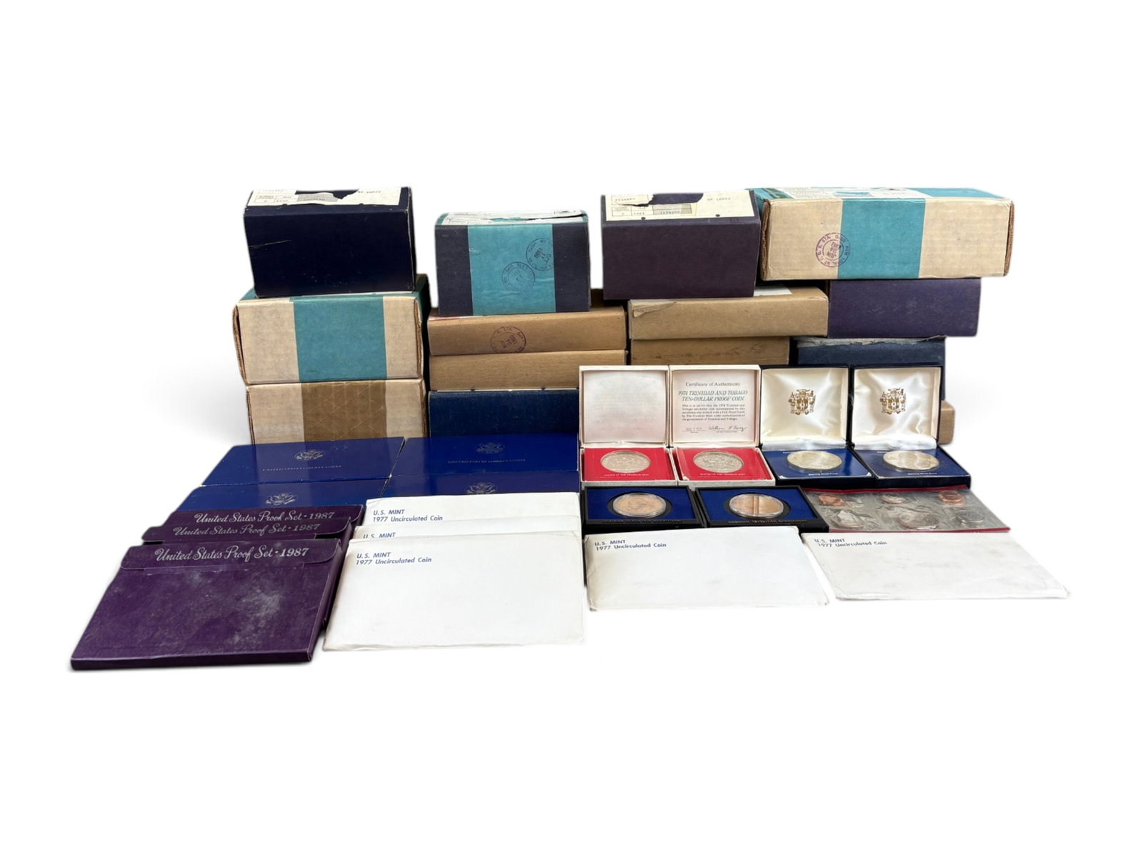 Estate Coin & Mint Set Collection: Estate coin and Mint set collection including 35 Washington commemorative silver half dollars, 4 modern commemorative silver dollars, 4 Jamaica $10 sterling silver coins, 2 Bicentennial medals, and 70