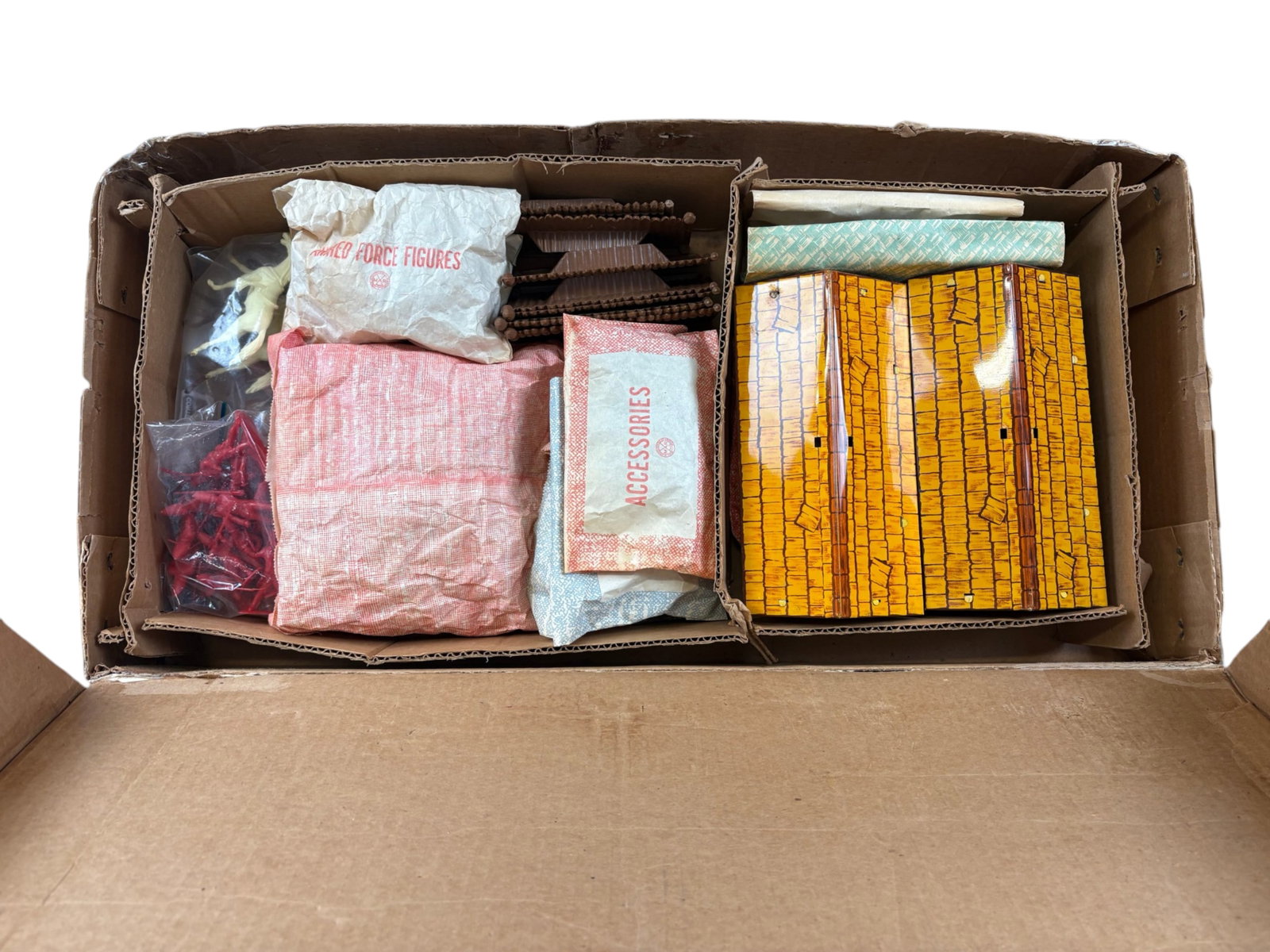 Unusual Marx Revolutionary War Play Set 3408: 1959 ONLY. Series 2000 Nice example with all parts clean and brights, notable is the cabins with plastic chimneys, only available in this set. It appears complete with most of the paper bags,