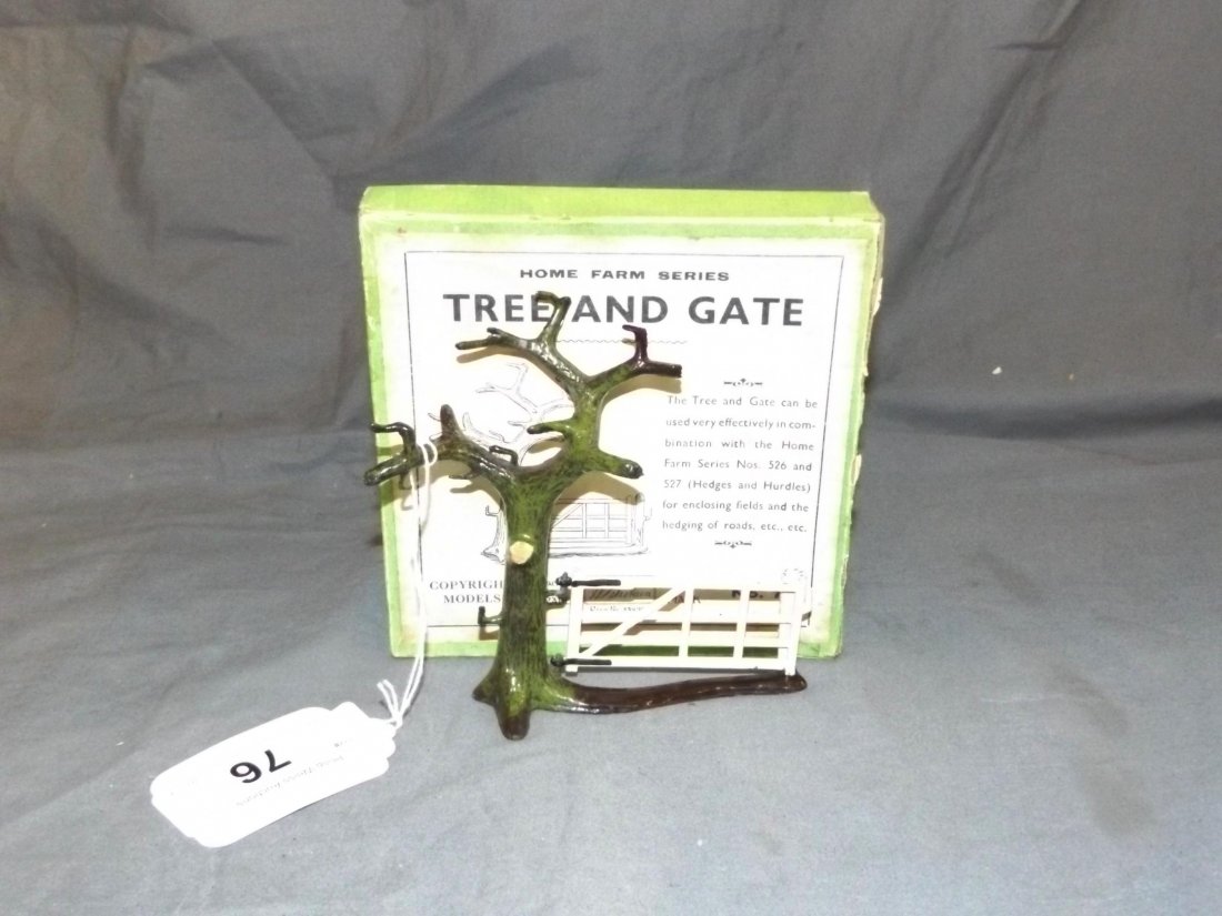 Britains. # 7F Tree and Gate. Boxed. (1 of 4)