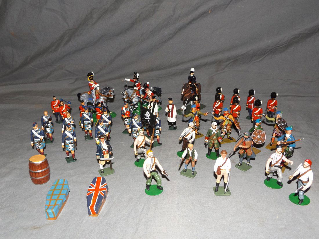 Tray lot of Modern Toy Soldiers. (1 of 4)