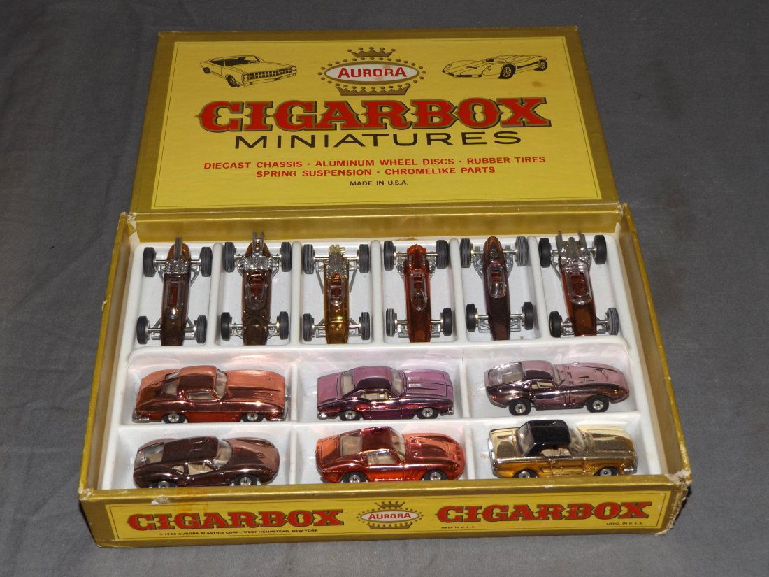 Set of 12 Aurora Cigarbox Miniatures in Orig Box (1 of 2)