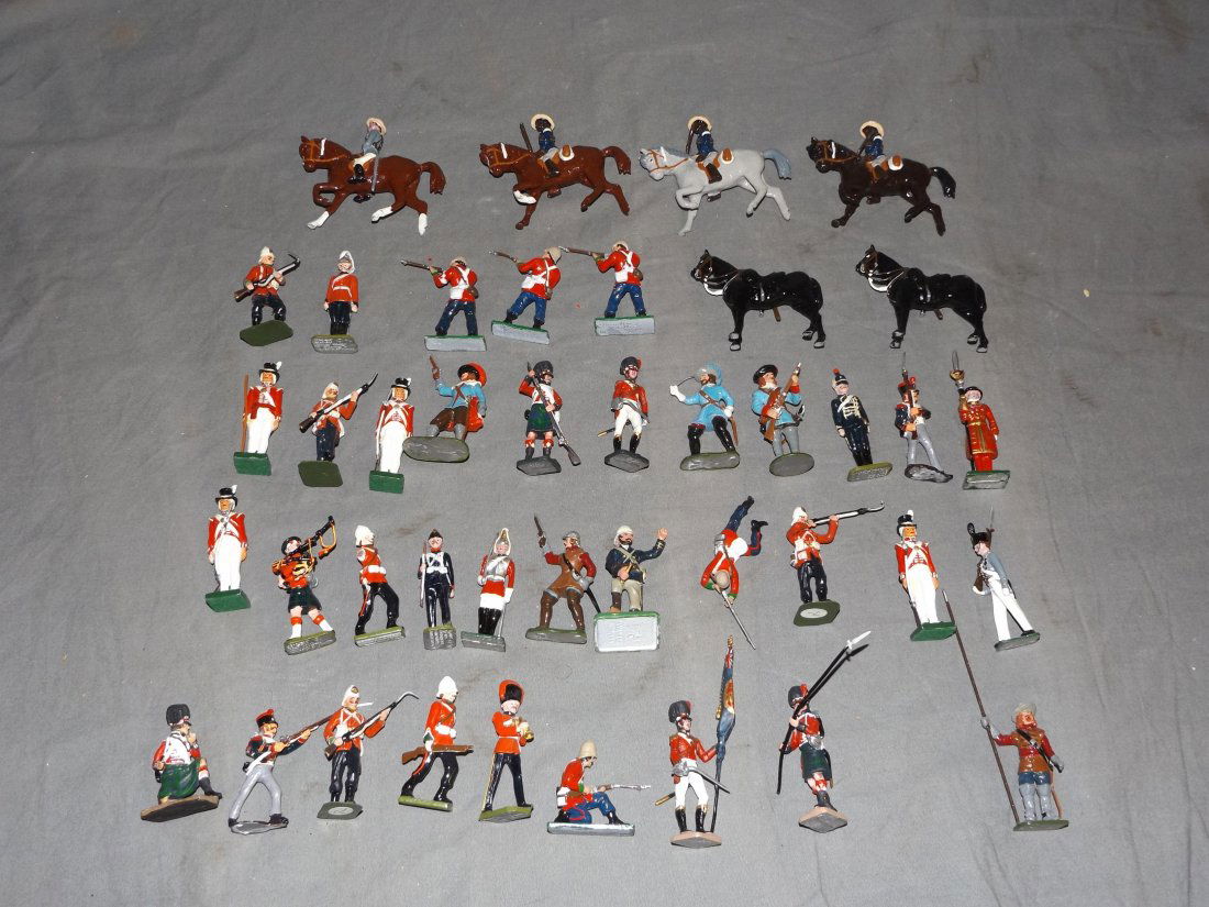 Tray Lot of Modern Toy Soldiers. (1 of 3)