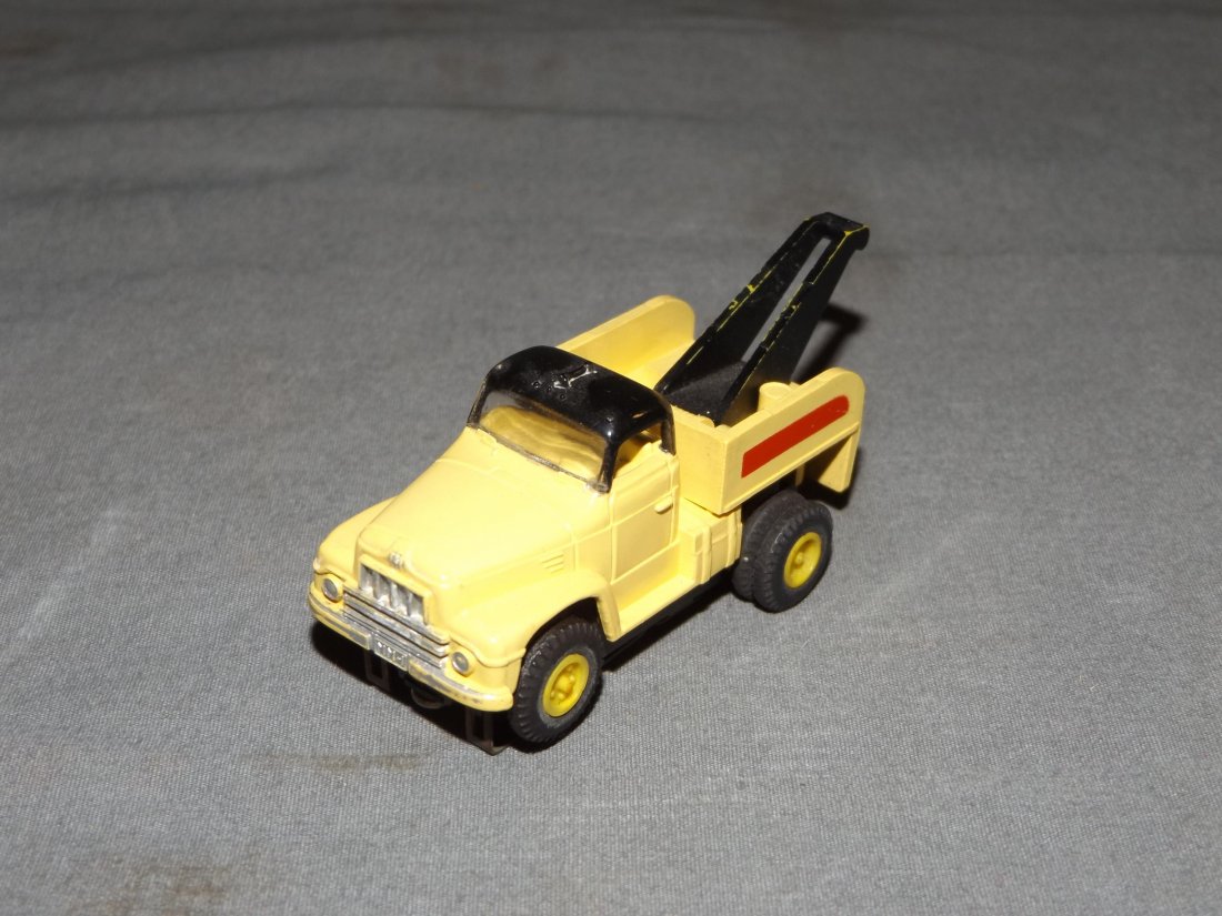 Aurora #1364, International Tow Truck w/Roof Horn: Thunderjet. Yellow color variation with roof horn.