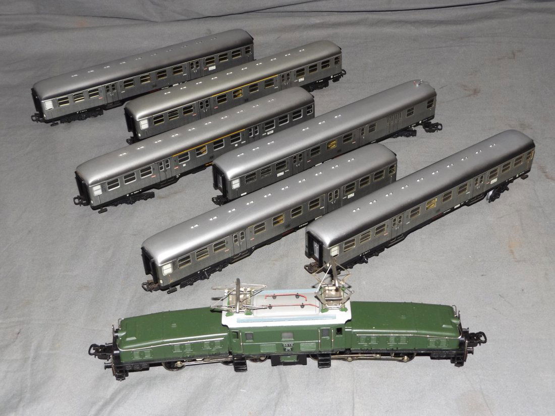 Marklin 3015 Crocodile Loco and Passenger Cars (1 of 6)