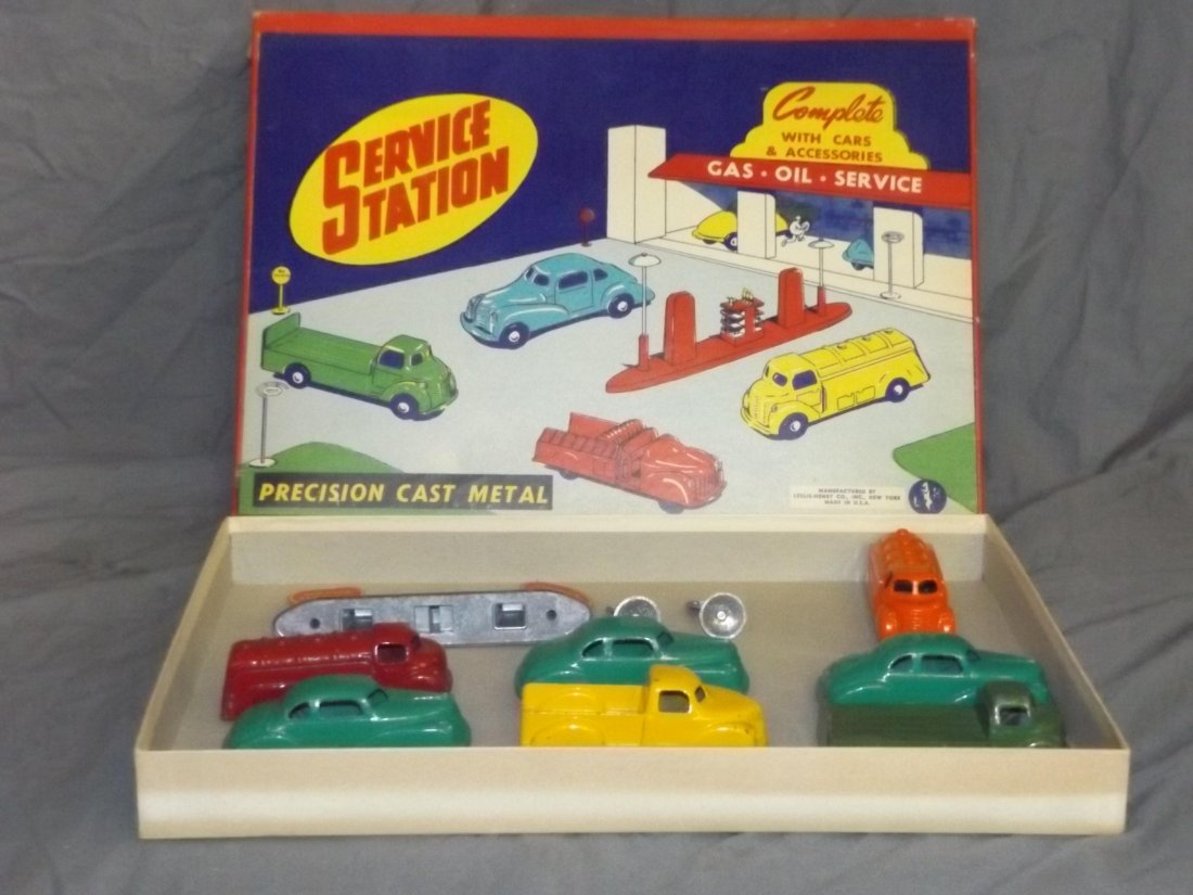 Leslie Henry Service Station Set. (1 of 4)